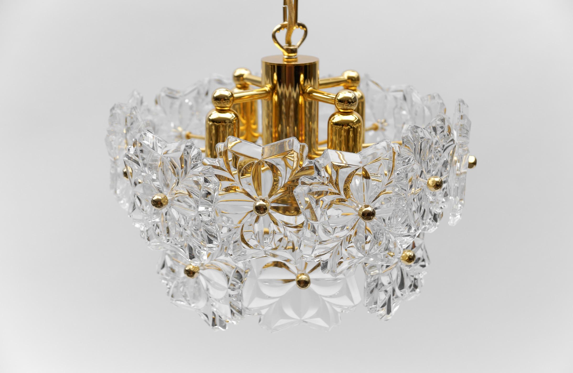 Lovely Floral Mid-Century Modern Crystal Glass Chandelier by Sölken  1960s Germ In Good Condition For Sale In Nürnberg, Bayern