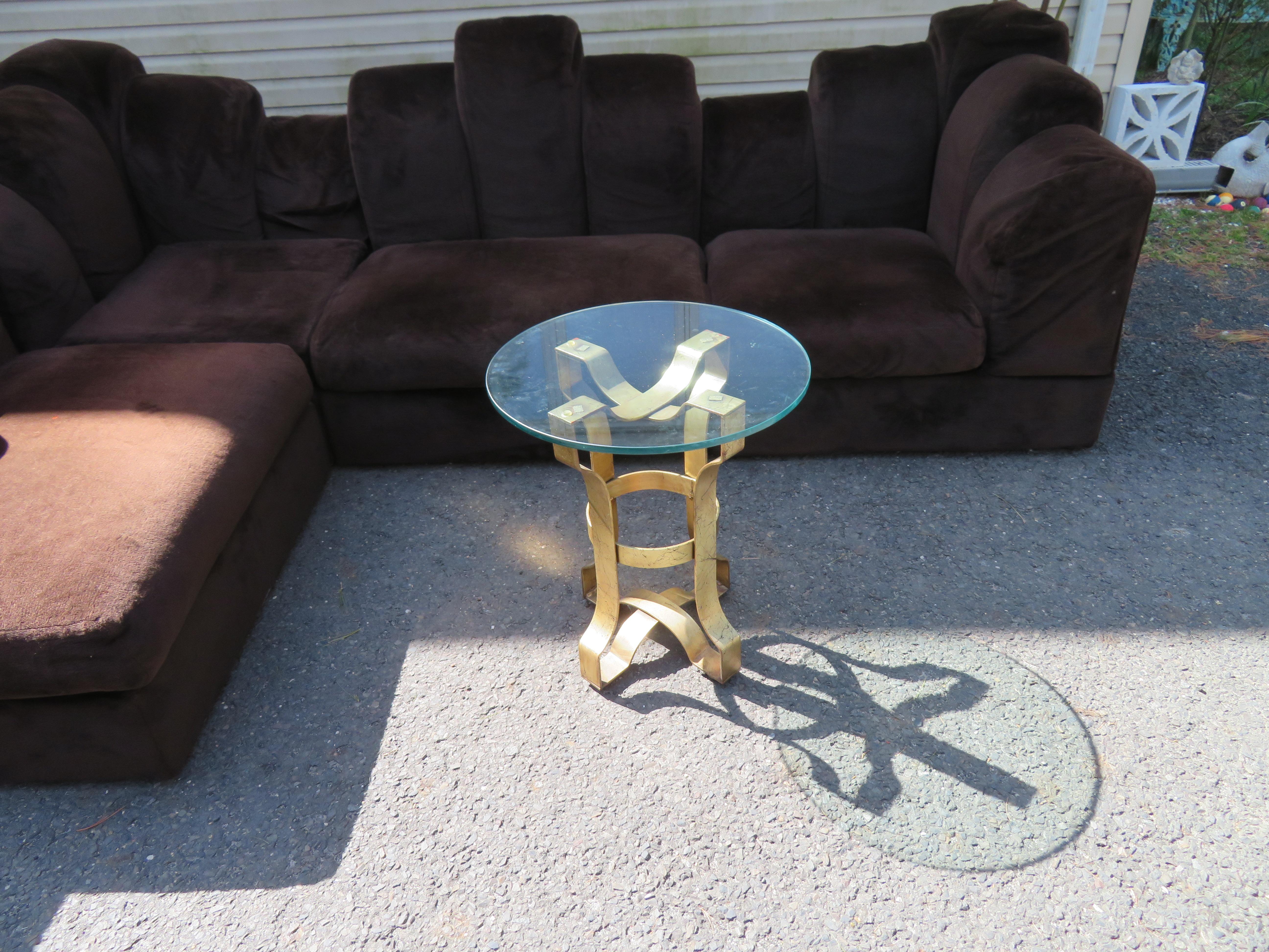 Preciosa Mesa auxiliar de hierro forjado dorado con base de cristal y volutas figuradas en venta 2