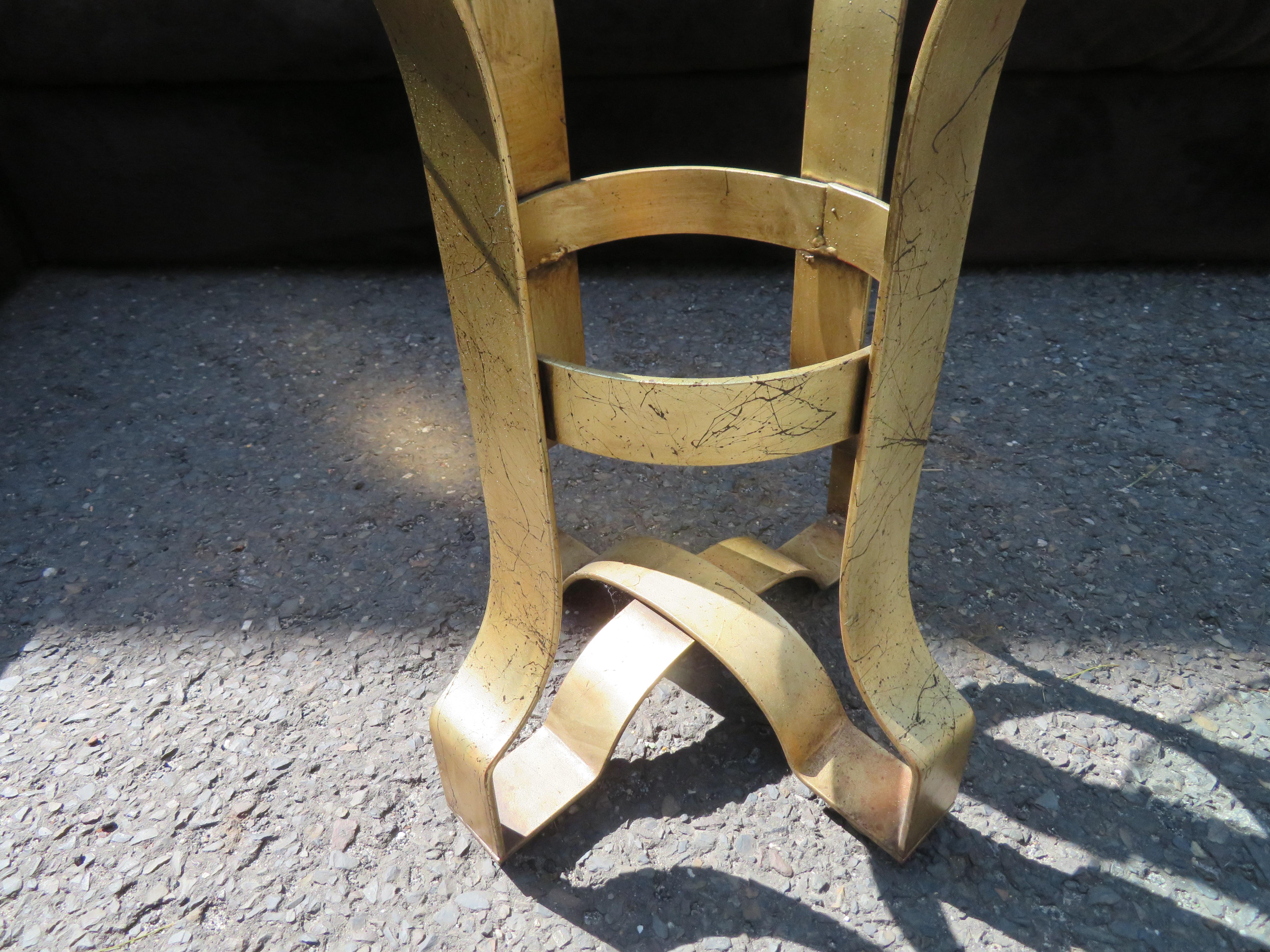 Preciosa Mesa auxiliar de hierro forjado dorado con base de cristal y volutas figuradas Italiano en venta