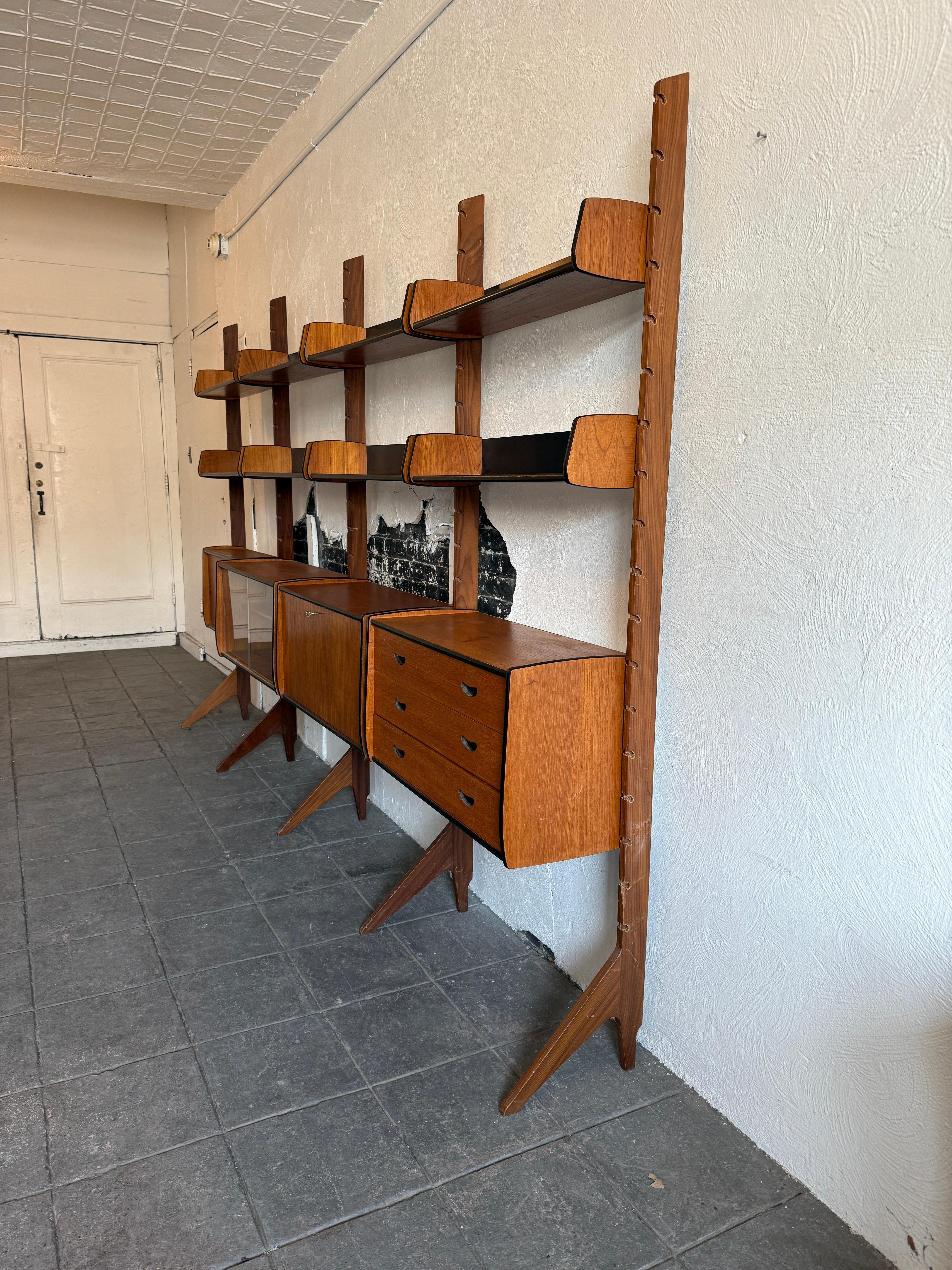 Schöner freistehender Ergo-Wandschrank aus Teakholz von John Texmon für Blindheim Norwegen 4