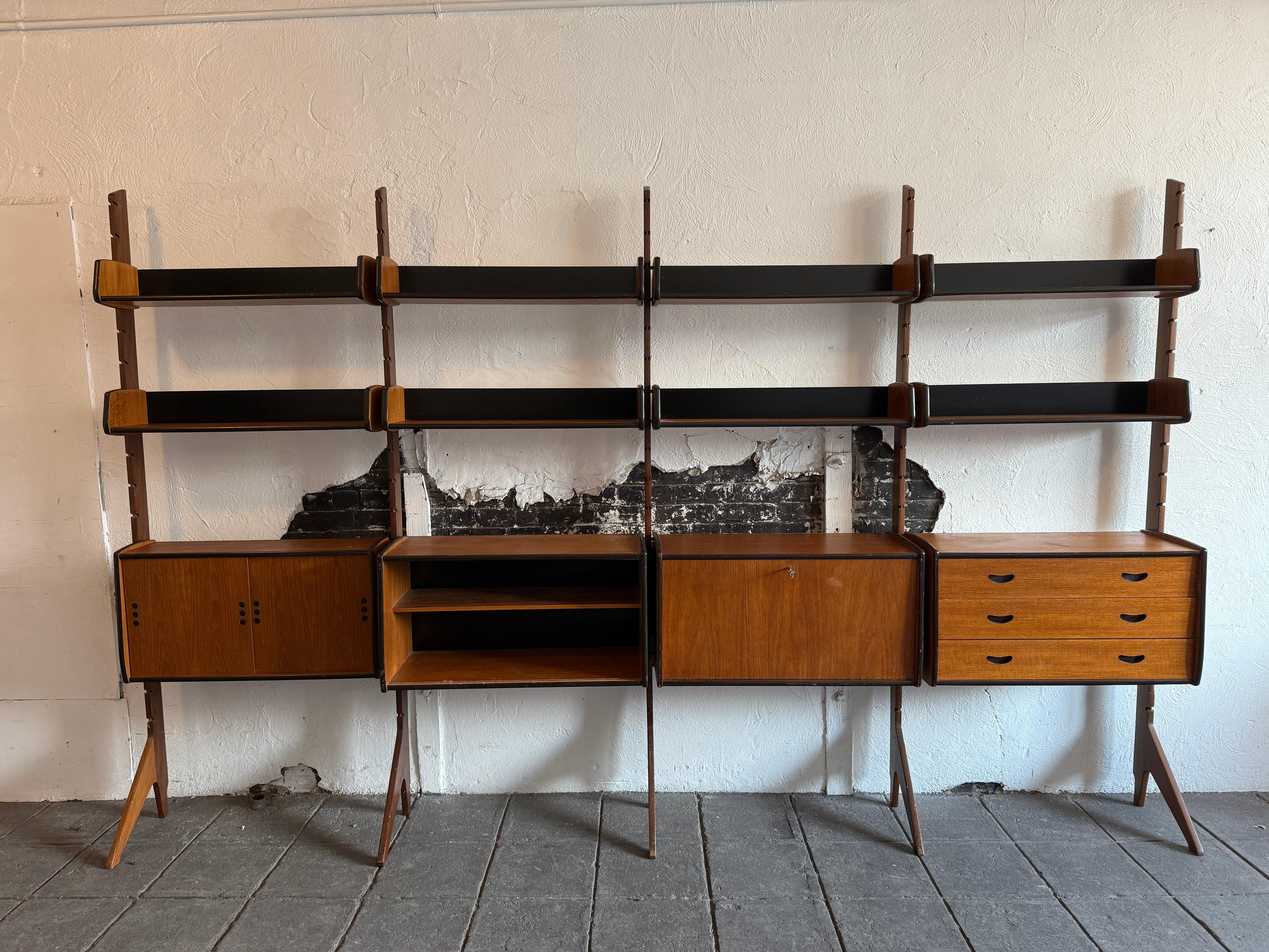 Ergo 4-Bay freistehende Schrankwand aus Teakholz mit schwarzen Lackakzenten von Blindheim Mobelfabrikk. Das 