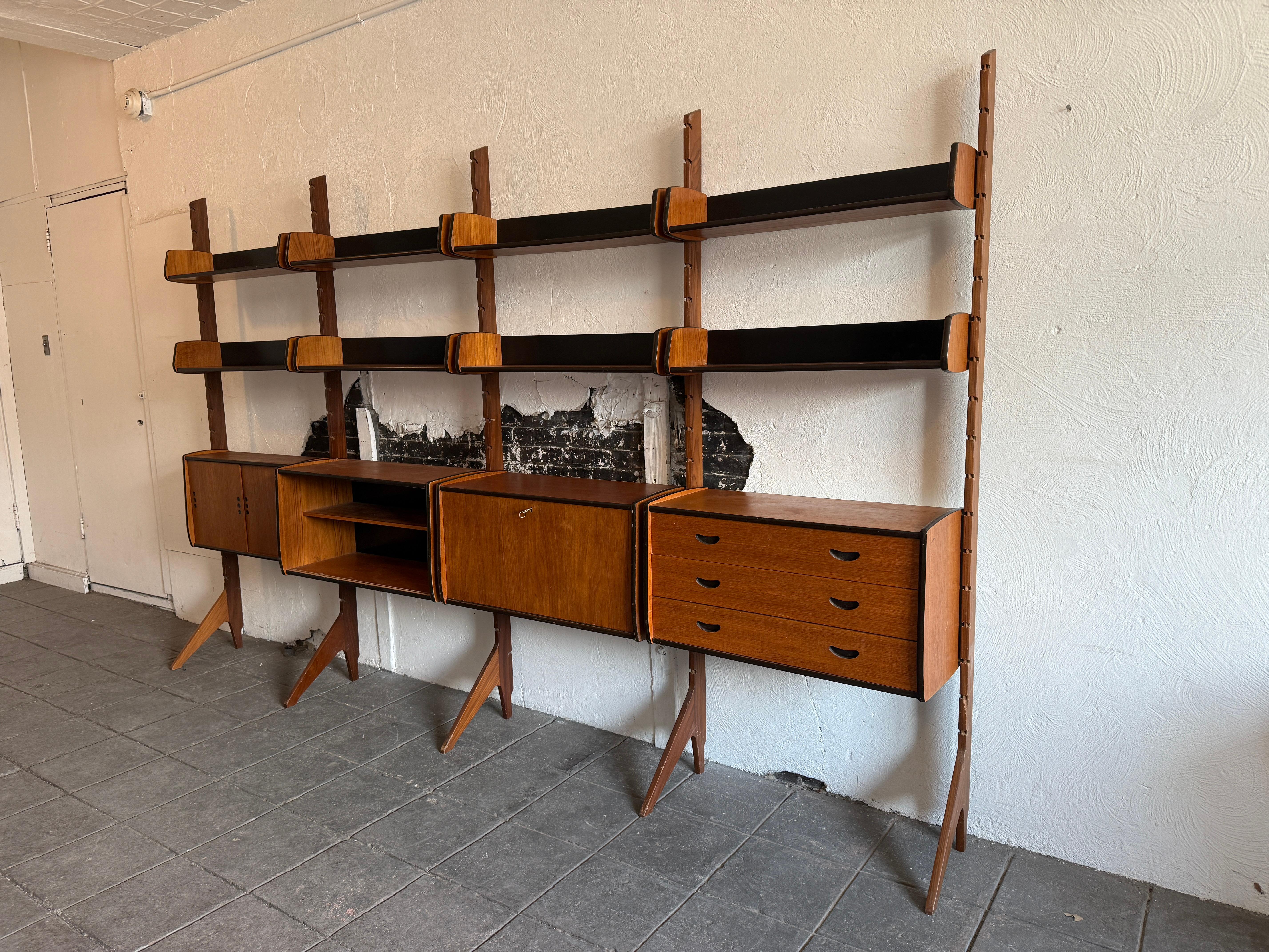 Schöner freistehender Ergo-Wandschrank aus Teakholz von John Texmon für Blindheim Norwegen (Skandinavische Moderne)