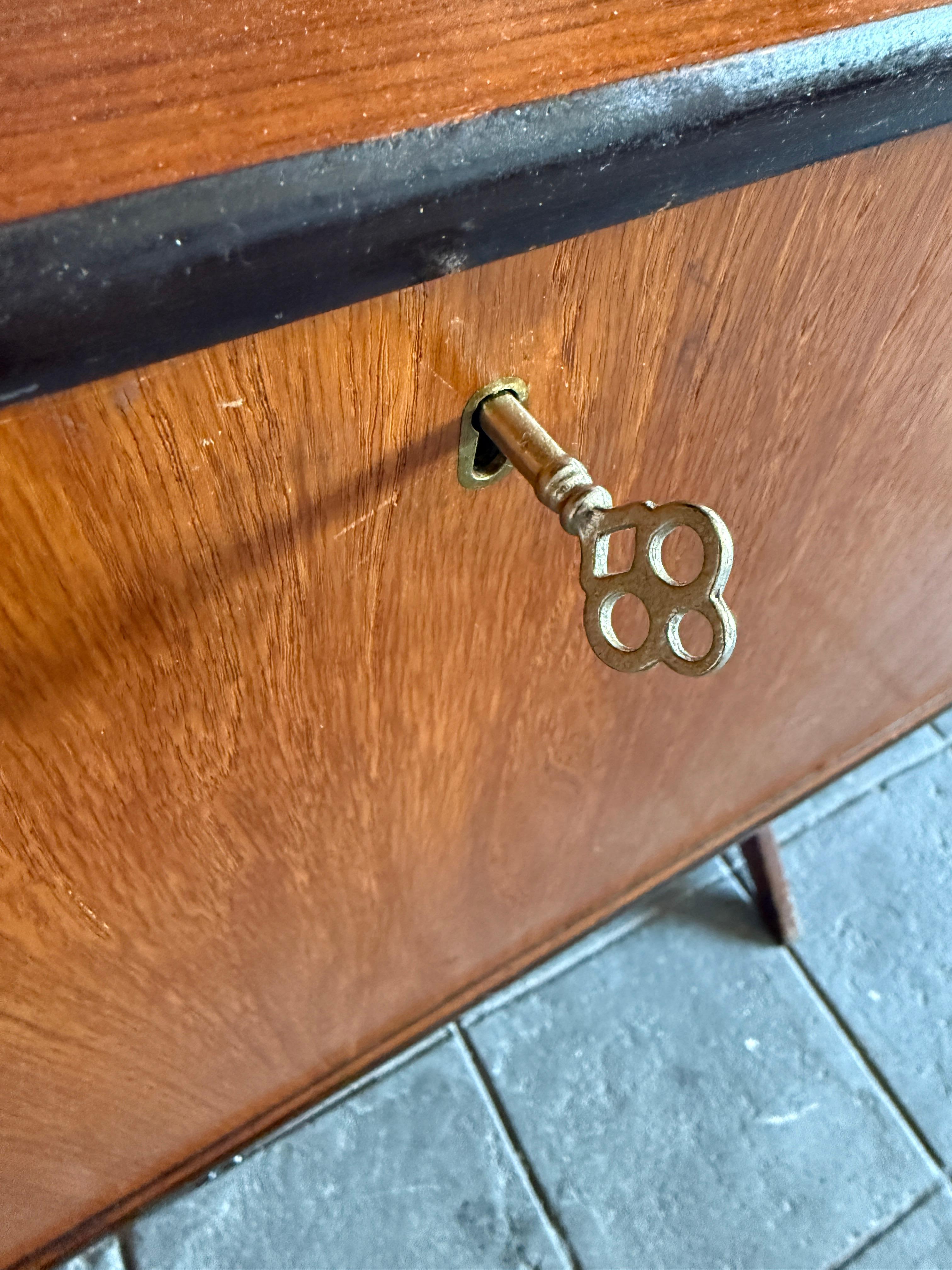 Schöner freistehender Ergo-Wandschrank aus Teakholz von John Texmon für Blindheim Norwegen (Holzarbeit)