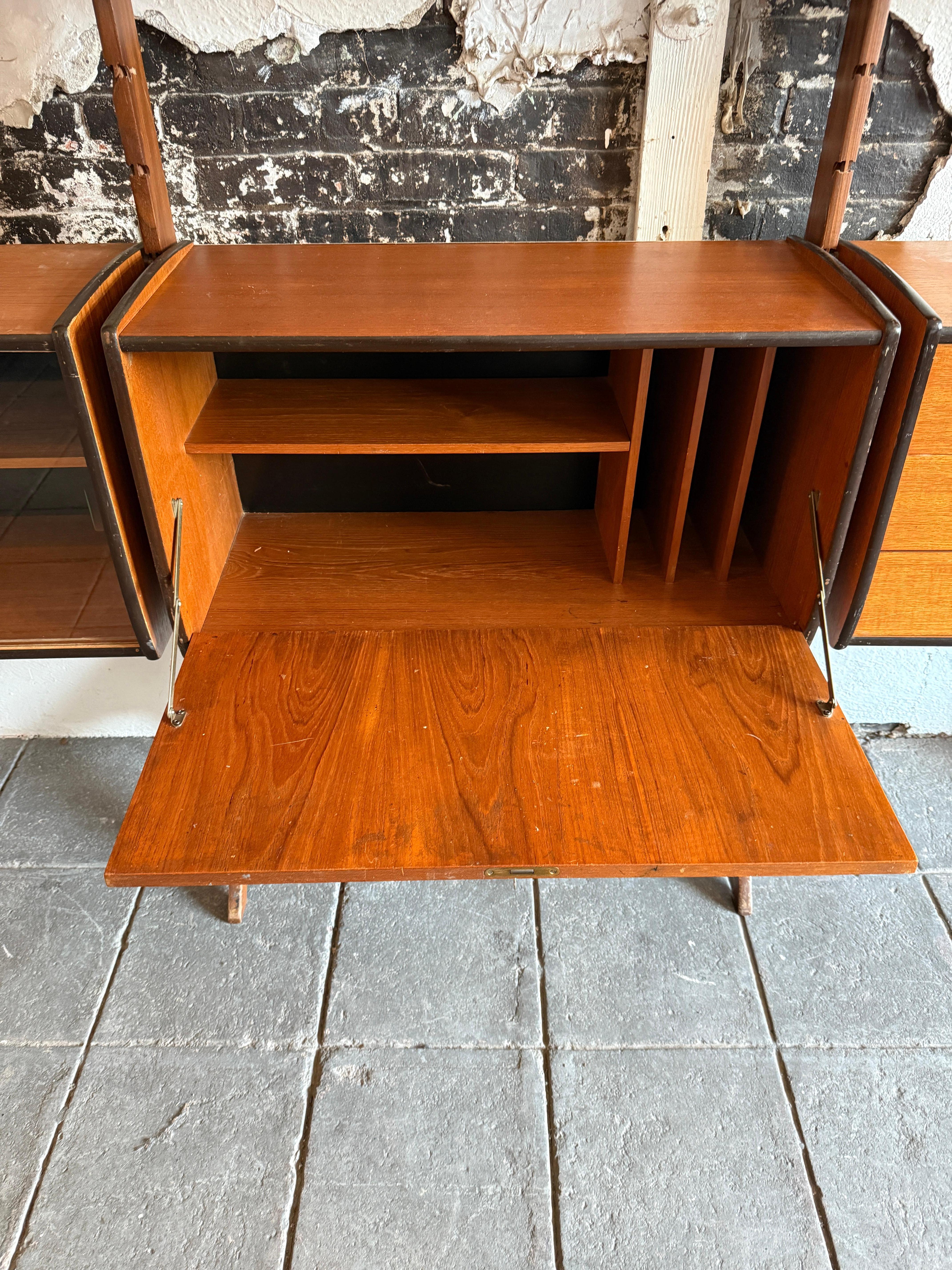 Schöner freistehender Ergo-Wandschrank aus Teakholz von John Texmon für Blindheim Norwegen im Zustand „Gut“ in Brooklyn, NY