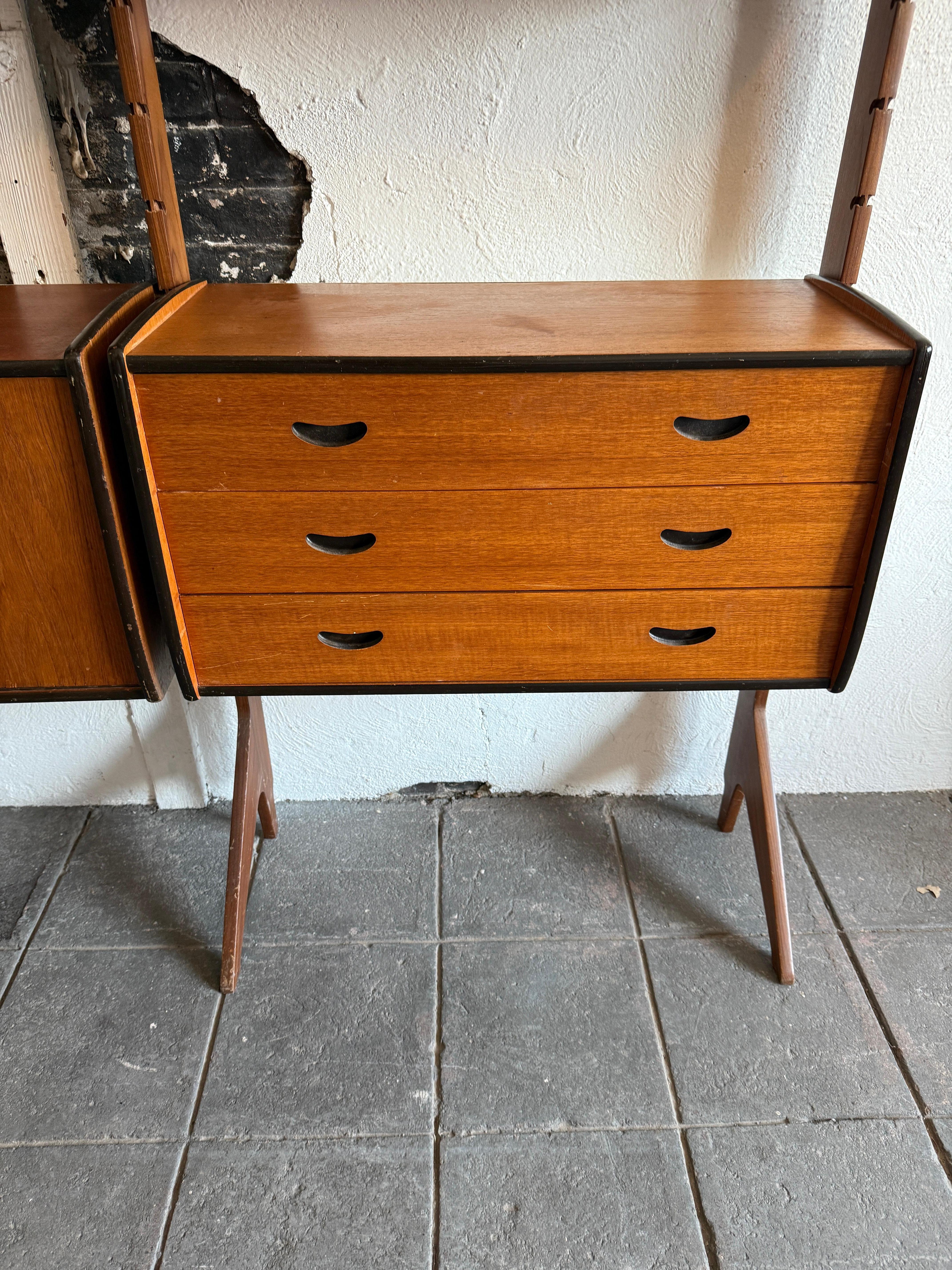 Schöner freistehender Ergo-Wandschrank aus Teakholz von John Texmon für Blindheim Norwegen (Mitte des 20. Jahrhunderts)