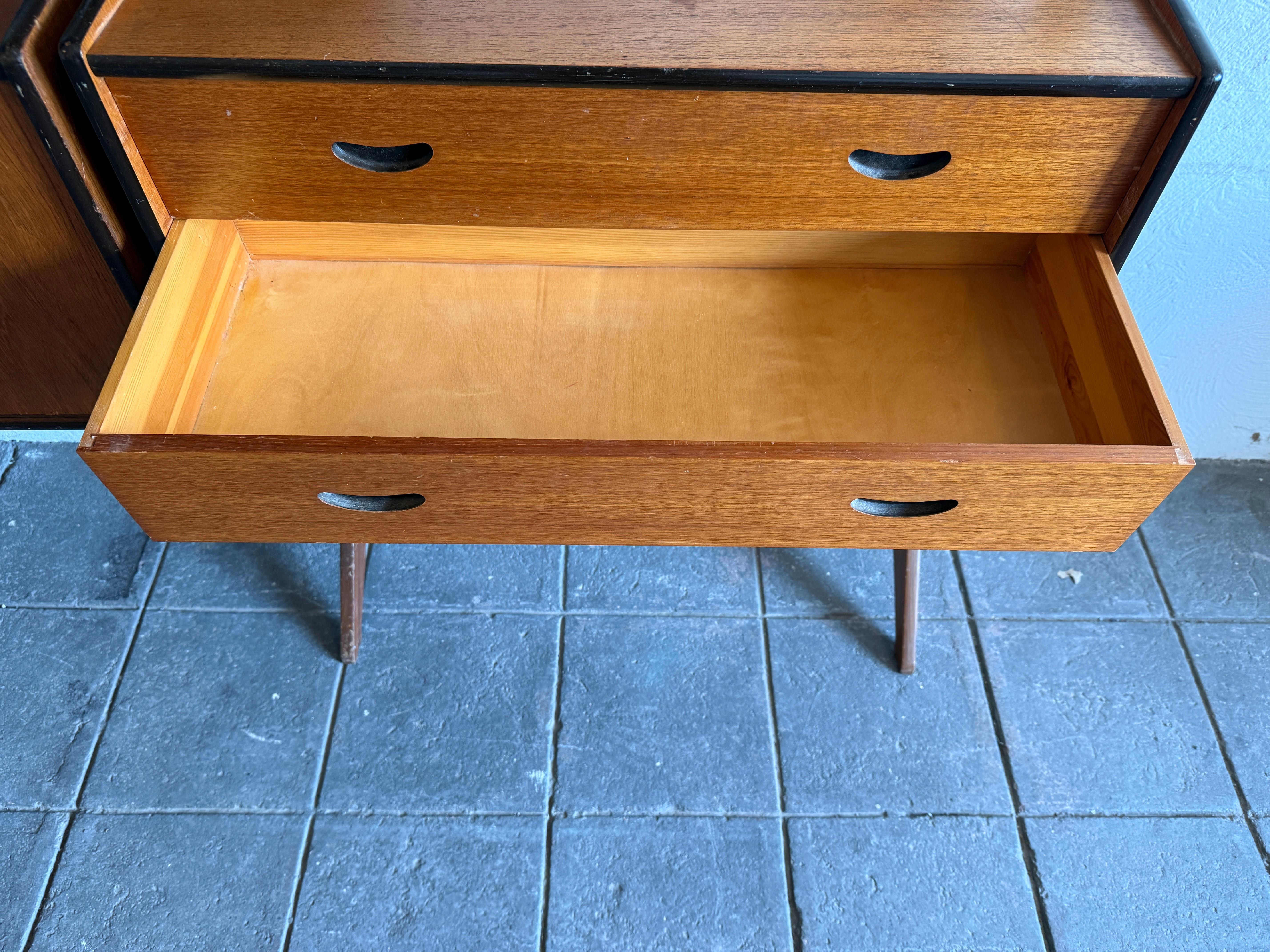 Schöner freistehender Ergo-Wandschrank aus Teakholz von John Texmon für Blindheim Norwegen (Messing)
