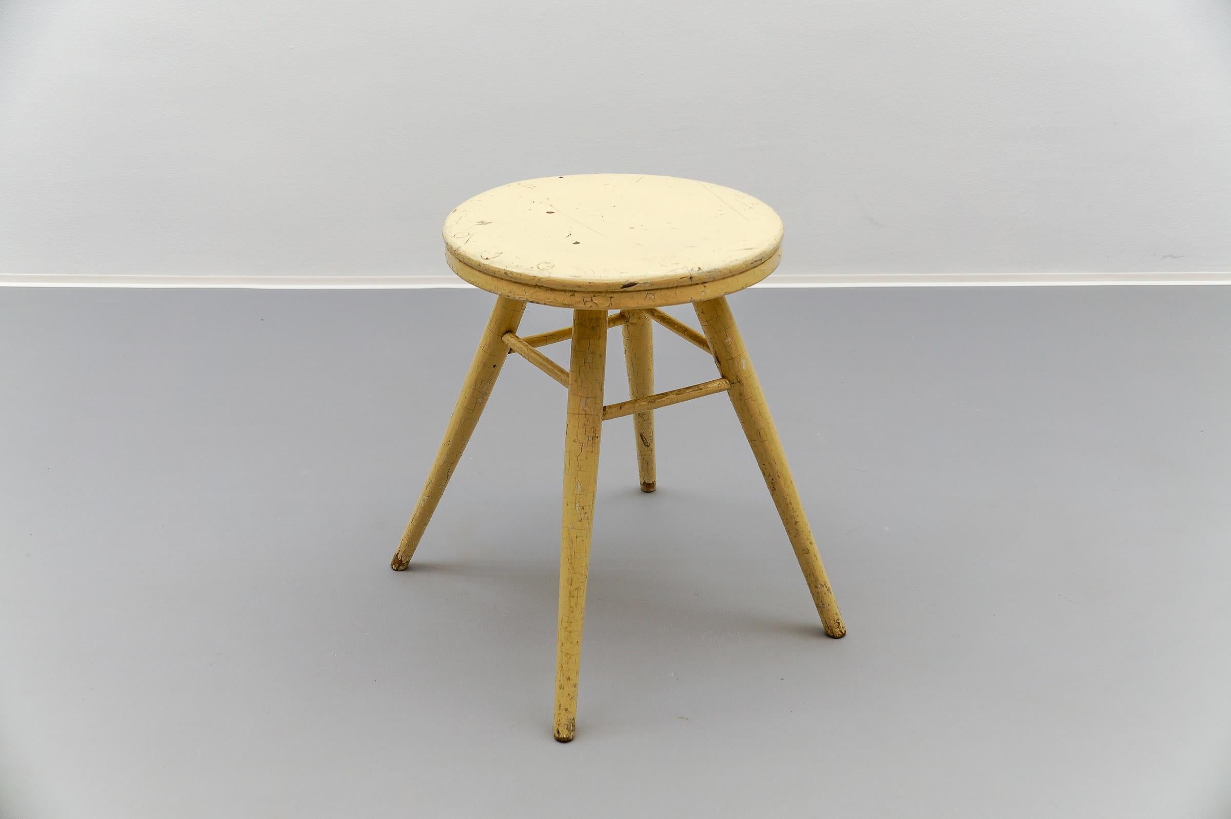 Schöner französischer Art-Déco-Arbeitshocker aus Holz, 1940er Jahre

Schöne Patina.