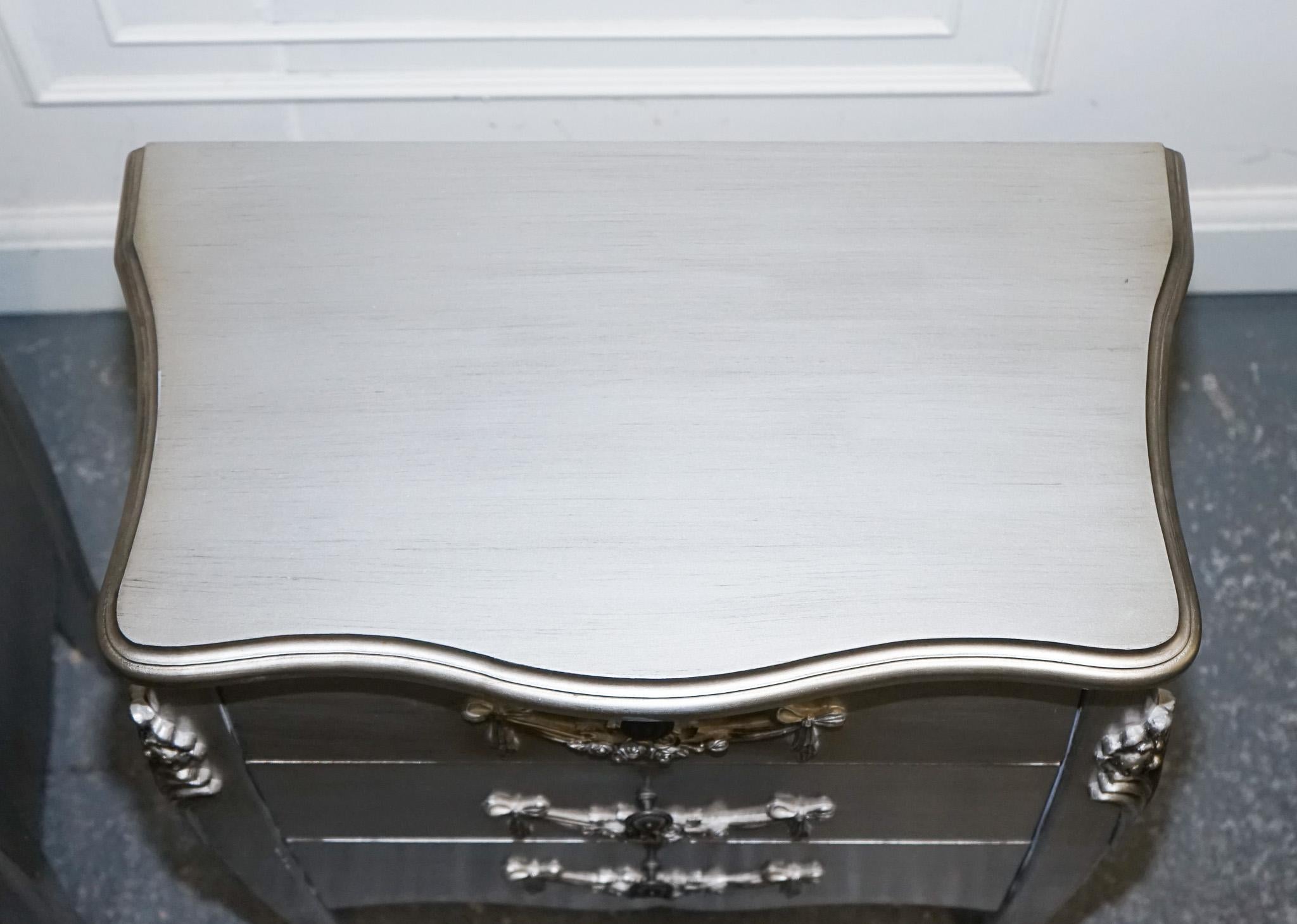 LOVELY FRENCH GREY SiLVER BAROQUE STYLE 3 DRAWER BEDSIDE TABLES CHEST OF DRAWERS For Sale 6