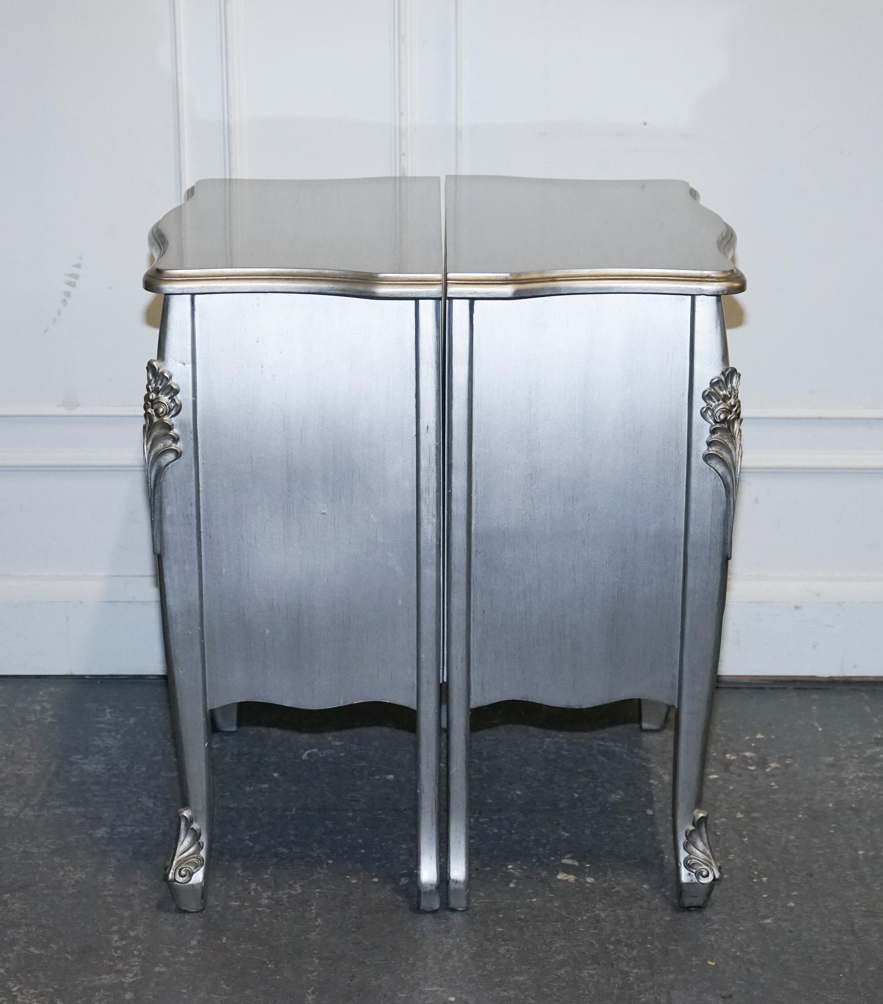 British LOVELY FRENCH GREY SiLVER BAROQUE STYLE 3 DRAWER BEDSIDE TABLES CHEST OF DRAWERS For Sale