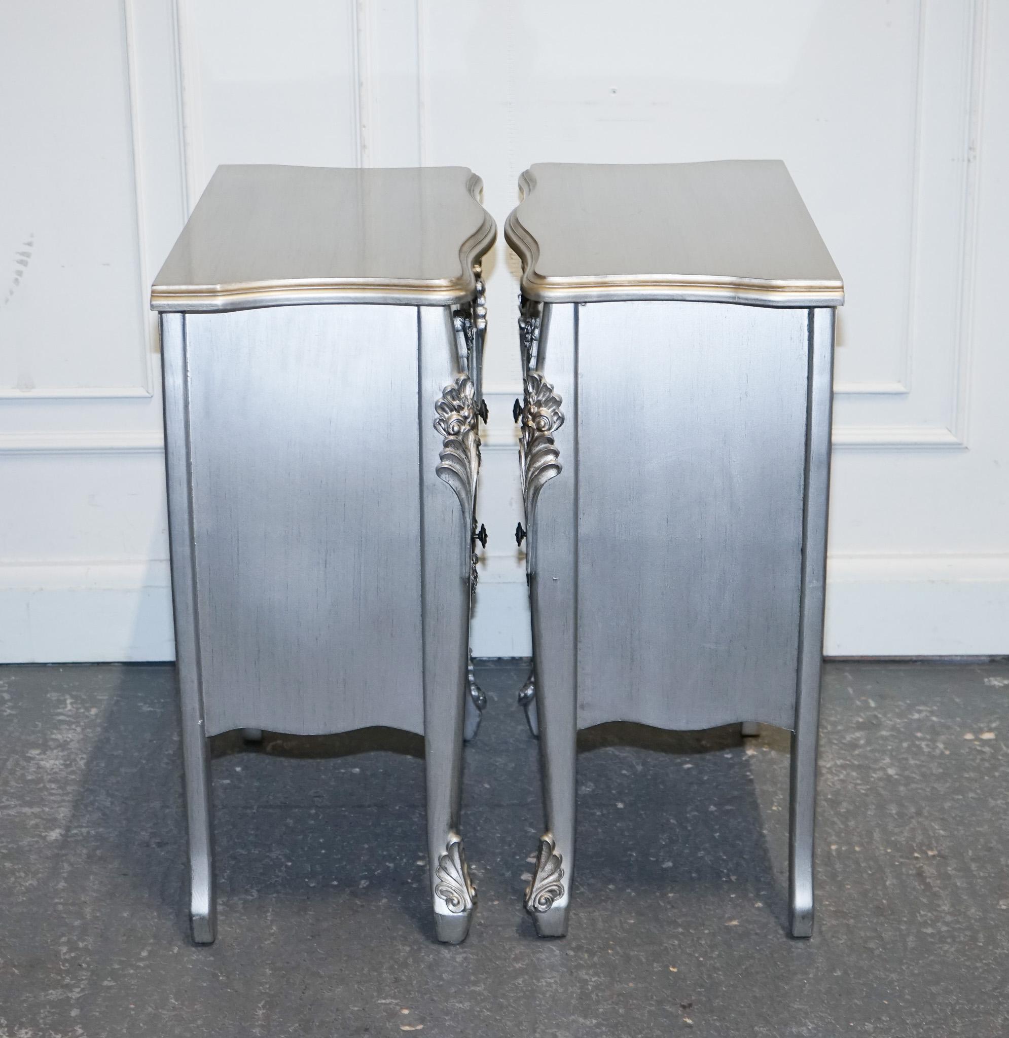 LOVELY FRENCH GREY SiLVER BAROQUE STYLE 3 DRAWER BEDSIDE TABLES CHEST OF DRAWERS In Good Condition For Sale In Pulborough, GB
