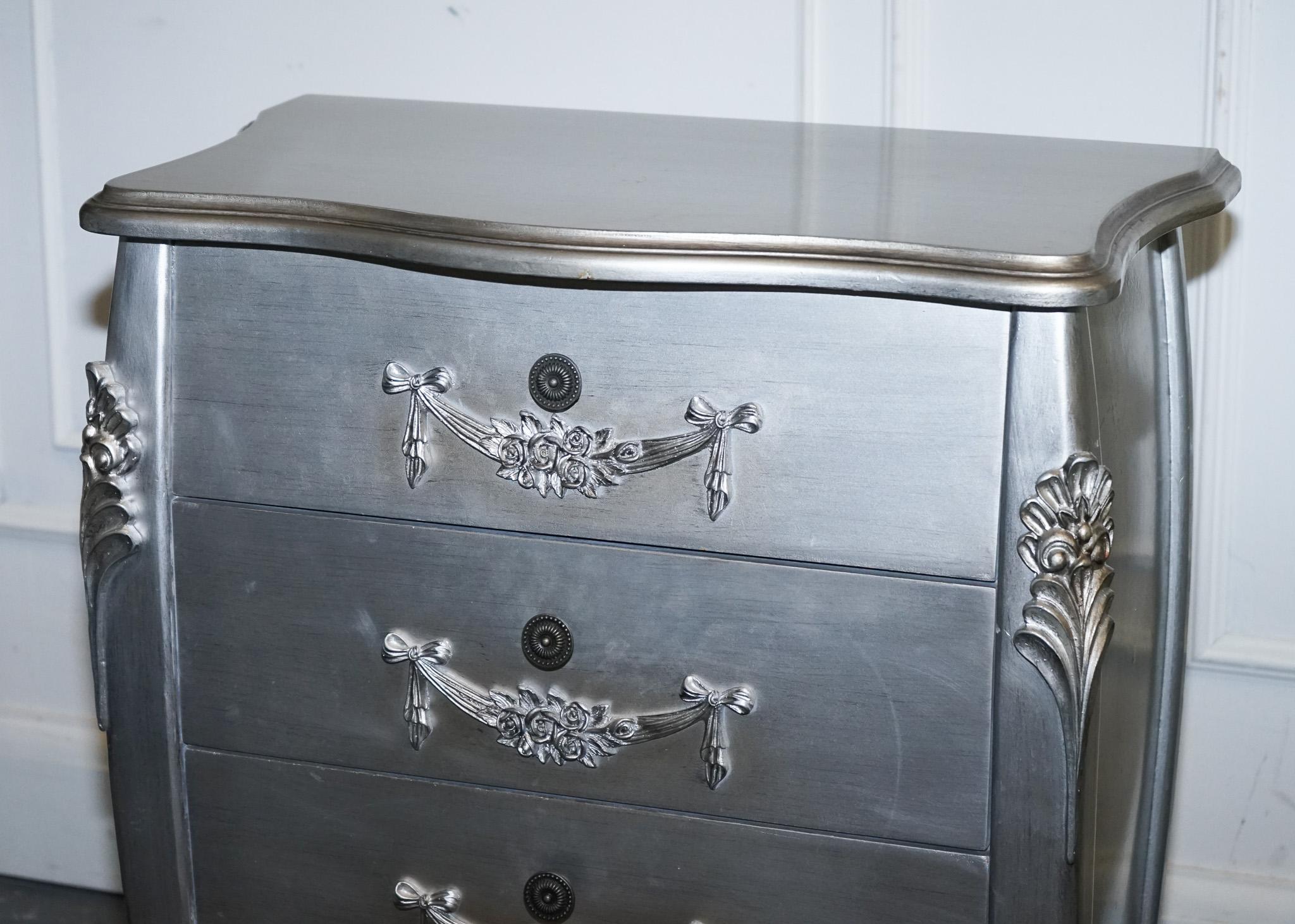 LOVELY FRENCH GREY SiLVER BAROQUE STYLE 3 DRAWER BEDSIDE TABLES CHEST OF DRAWERS For Sale 2