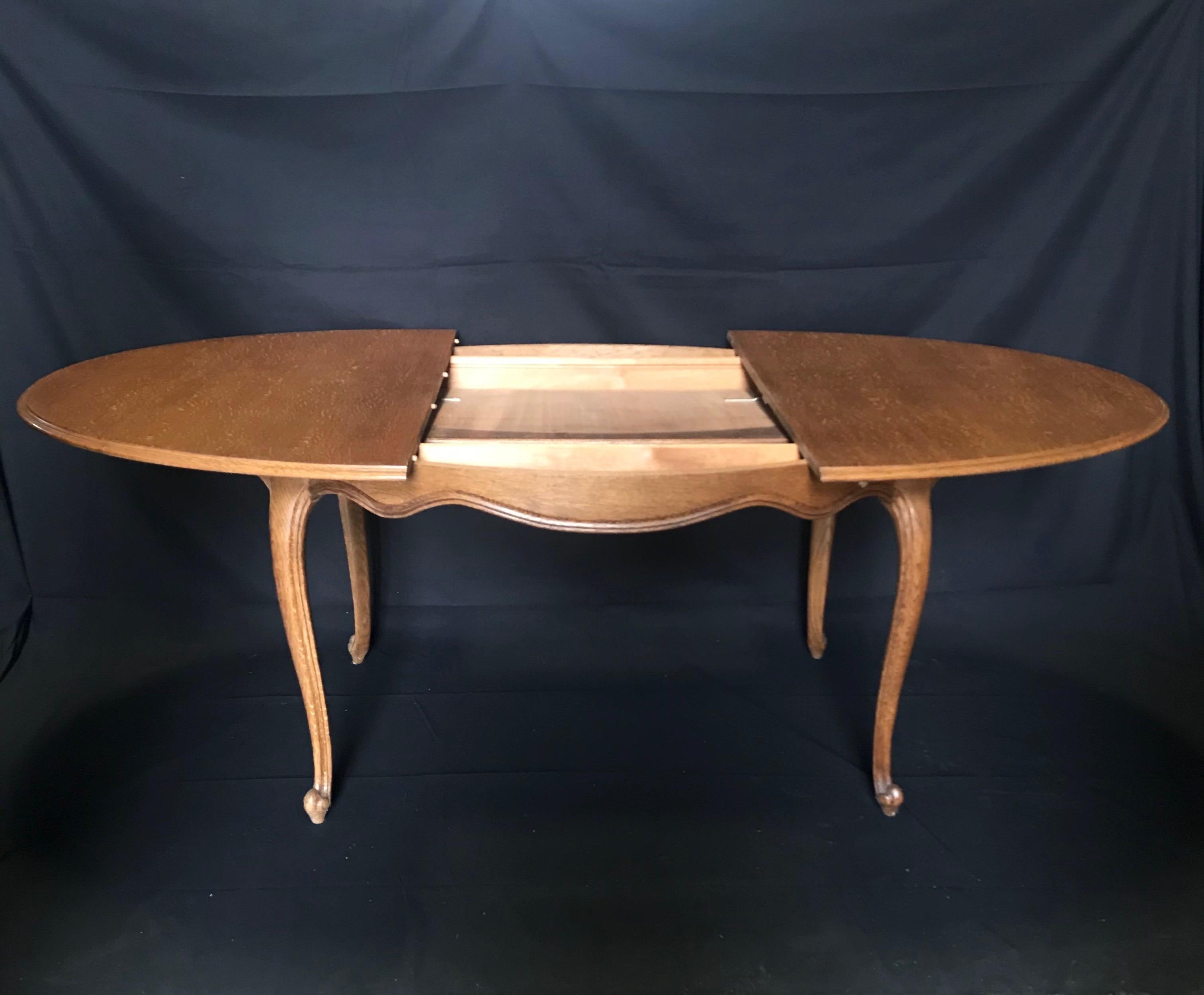 Lovely French Louis XV Style Oval Dining Table with Scalloped Apron In Good Condition In Hopewell, NJ