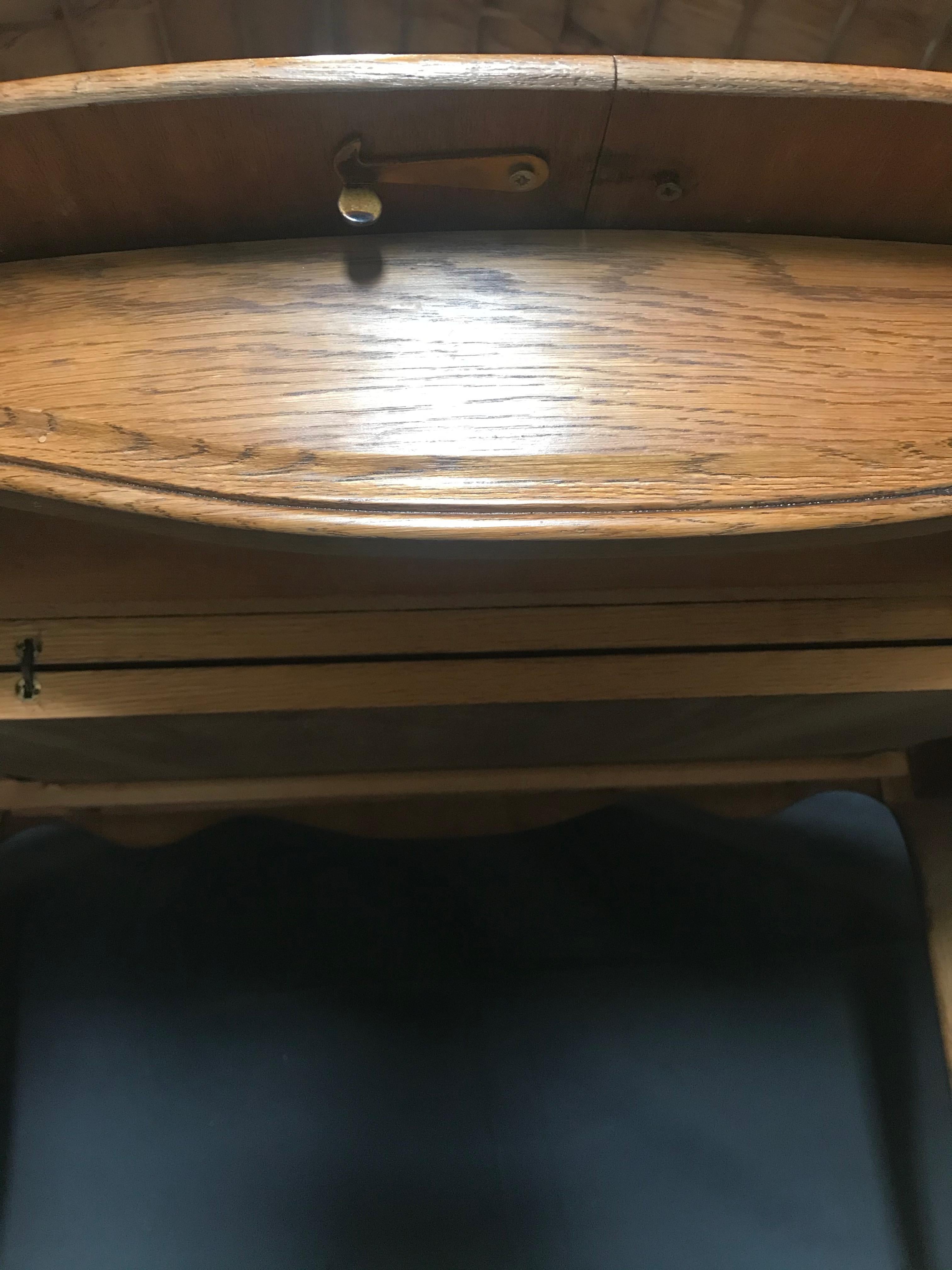 Lovely French Louis XV Style Oval Dining Table with Scalloped Apron 1