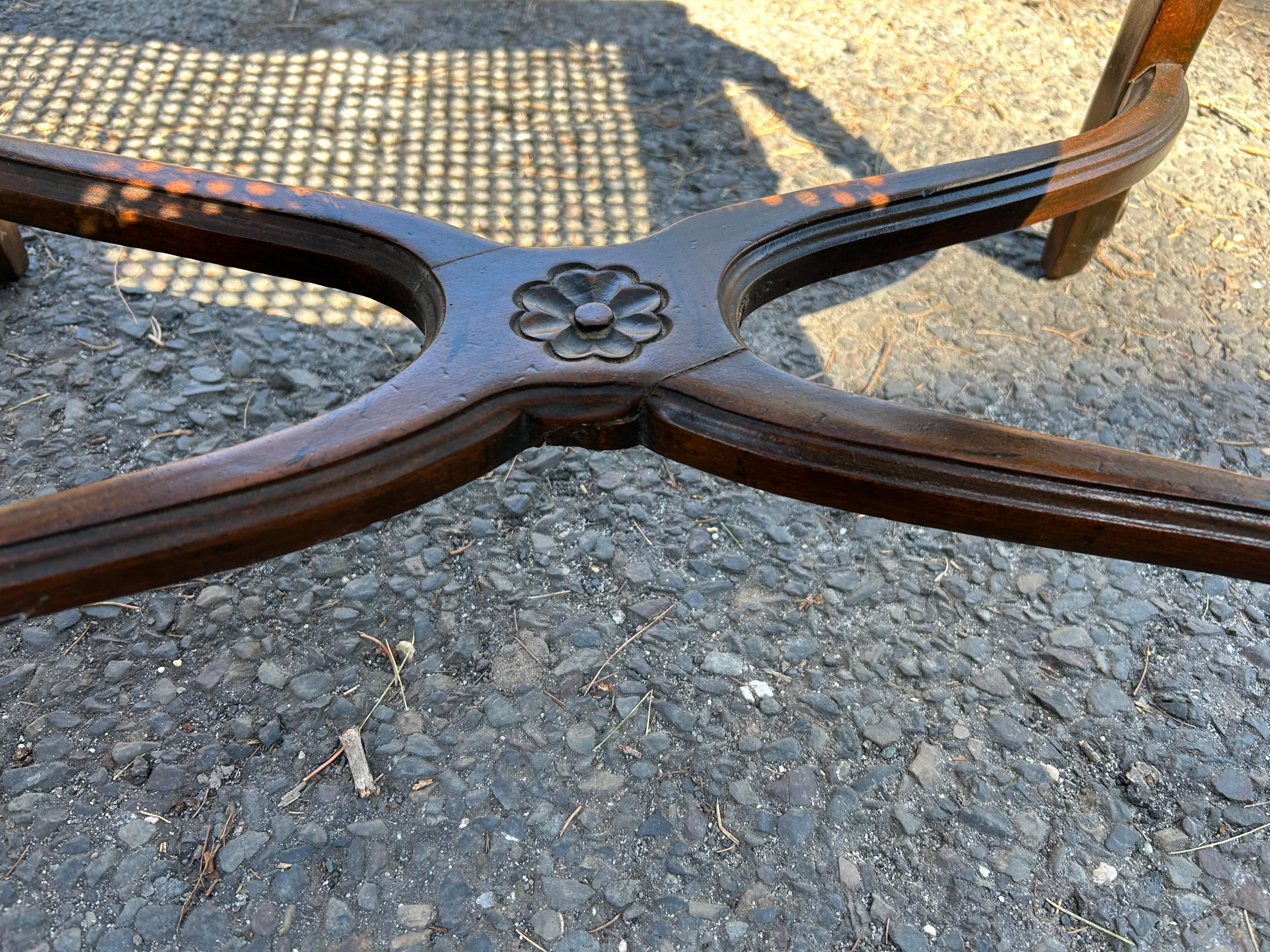 Charmant banc à cannes en noyer de style Louis XV, milieu du 20e siècle en vente 4