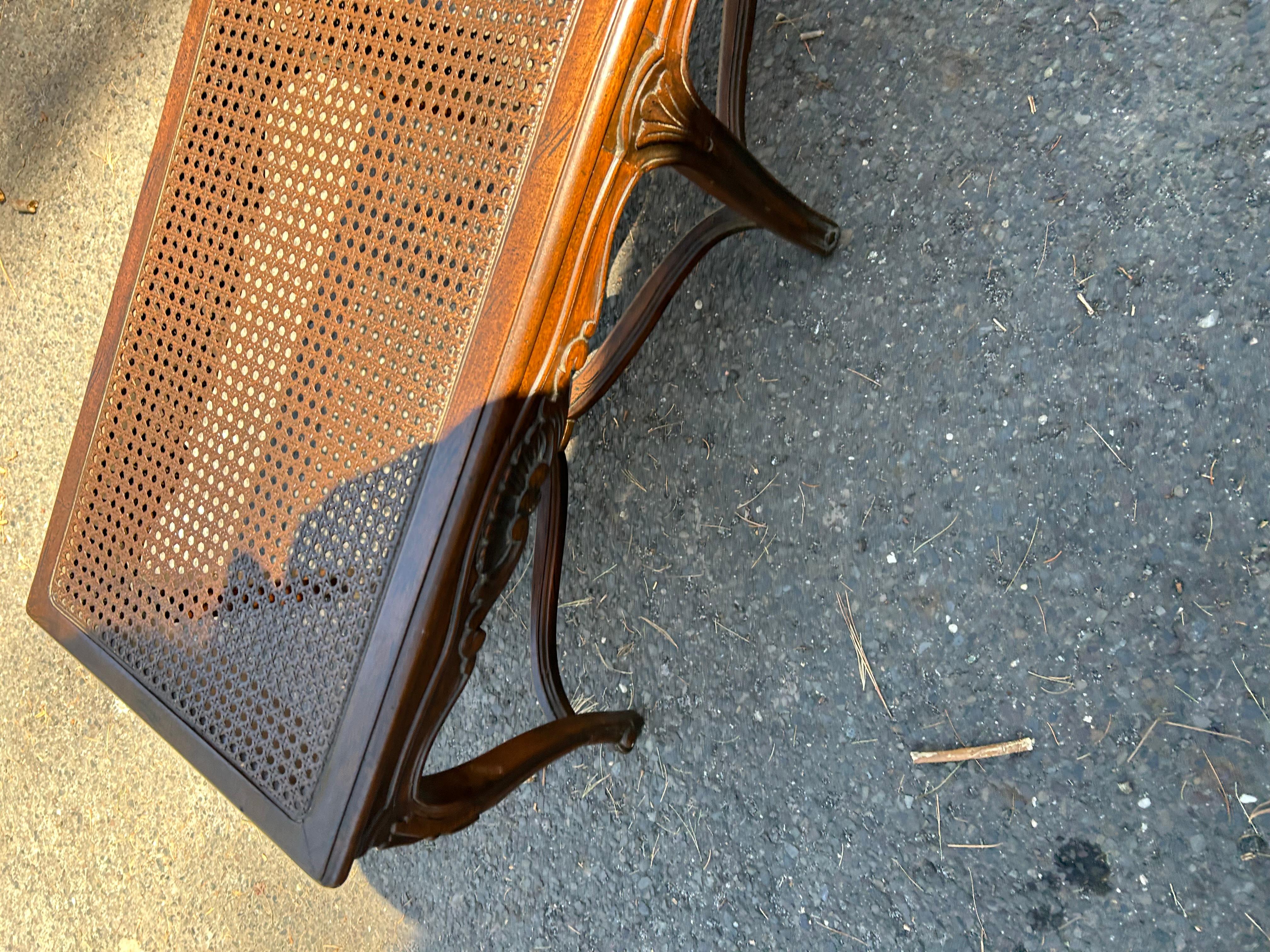 Charmant banc à cannes en noyer de style Louis XV, milieu du 20e siècle en vente 5