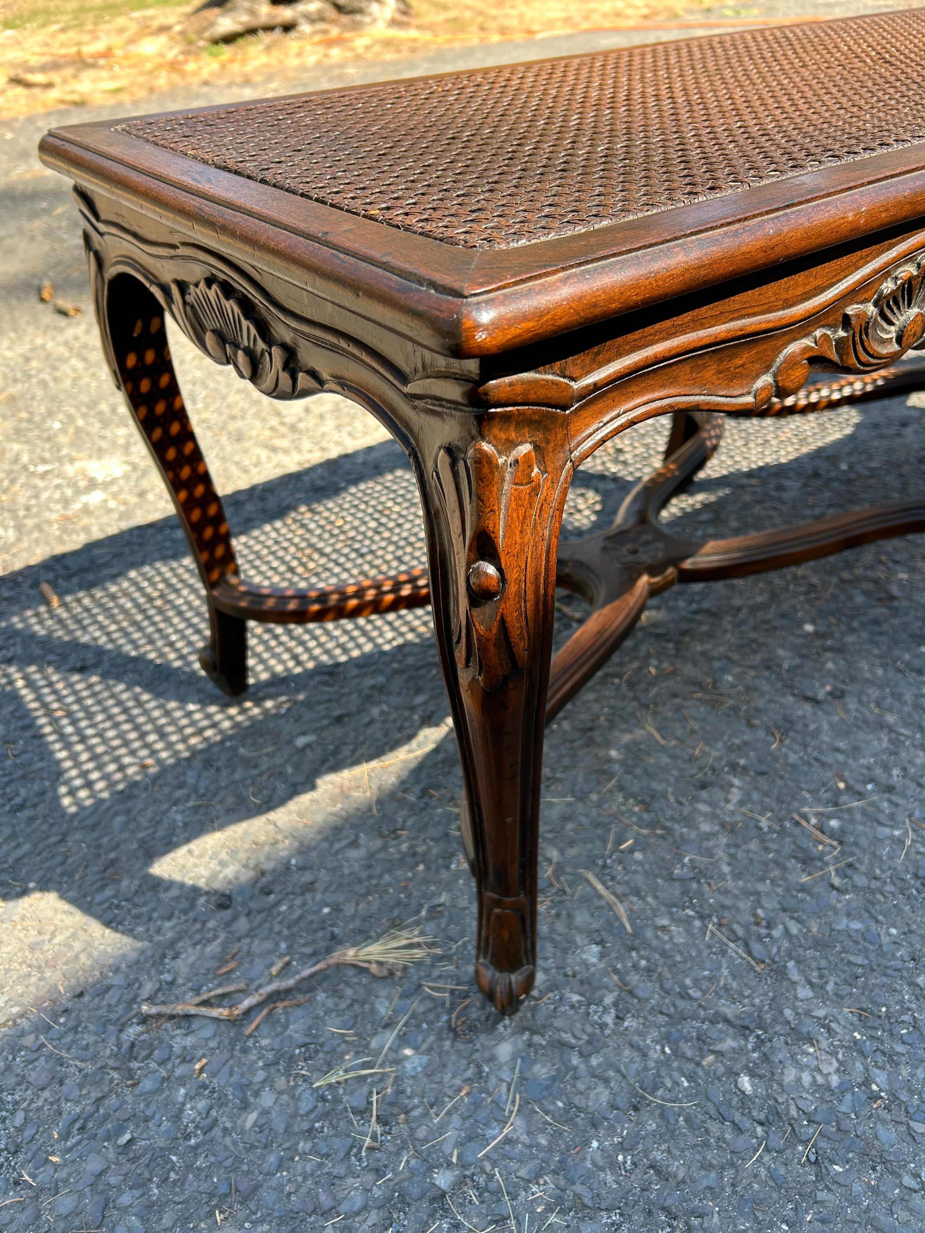Charmant banc à cannes en noyer de style Louis XV, milieu du 20e siècle en vente 6