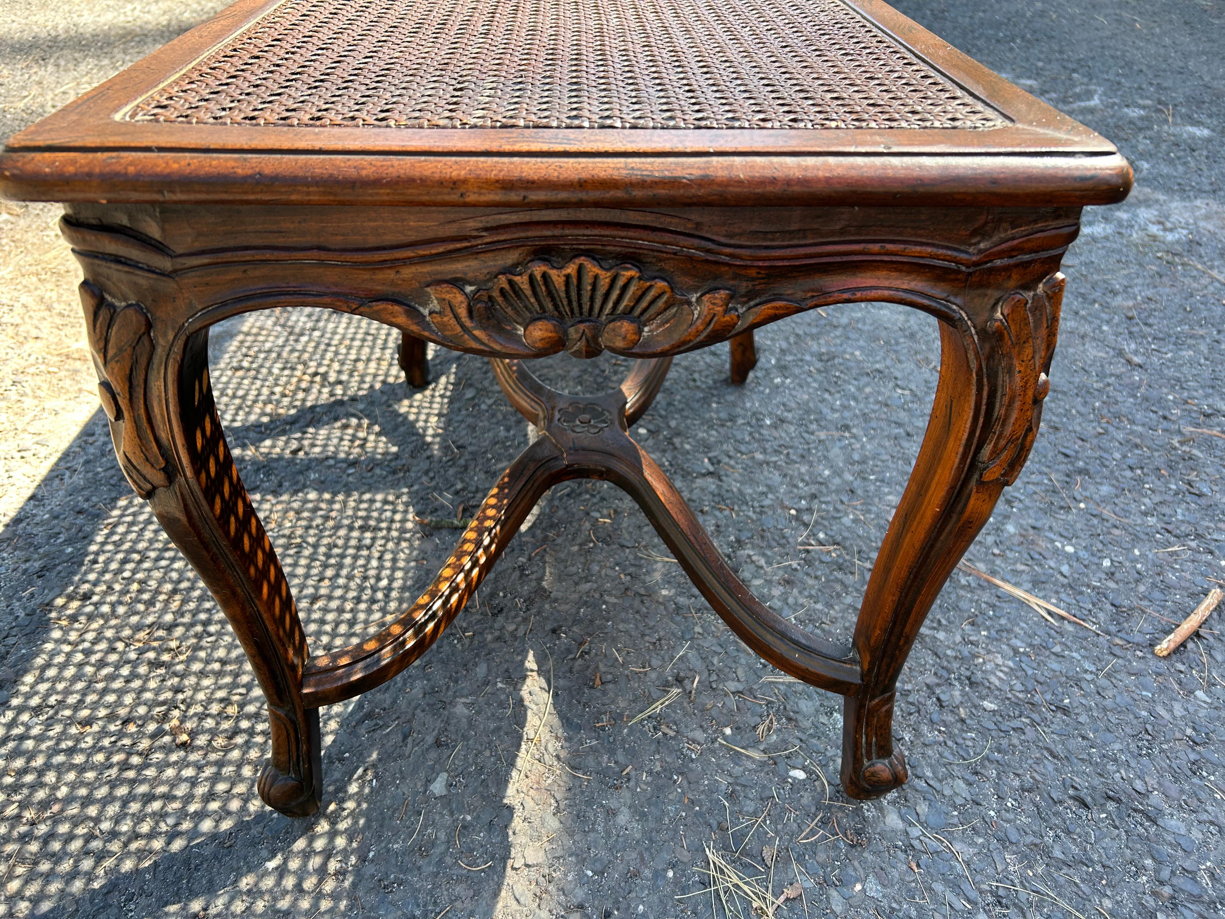 Charmant banc à cannes en noyer de style Louis XV, milieu du 20e siècle en vente 7