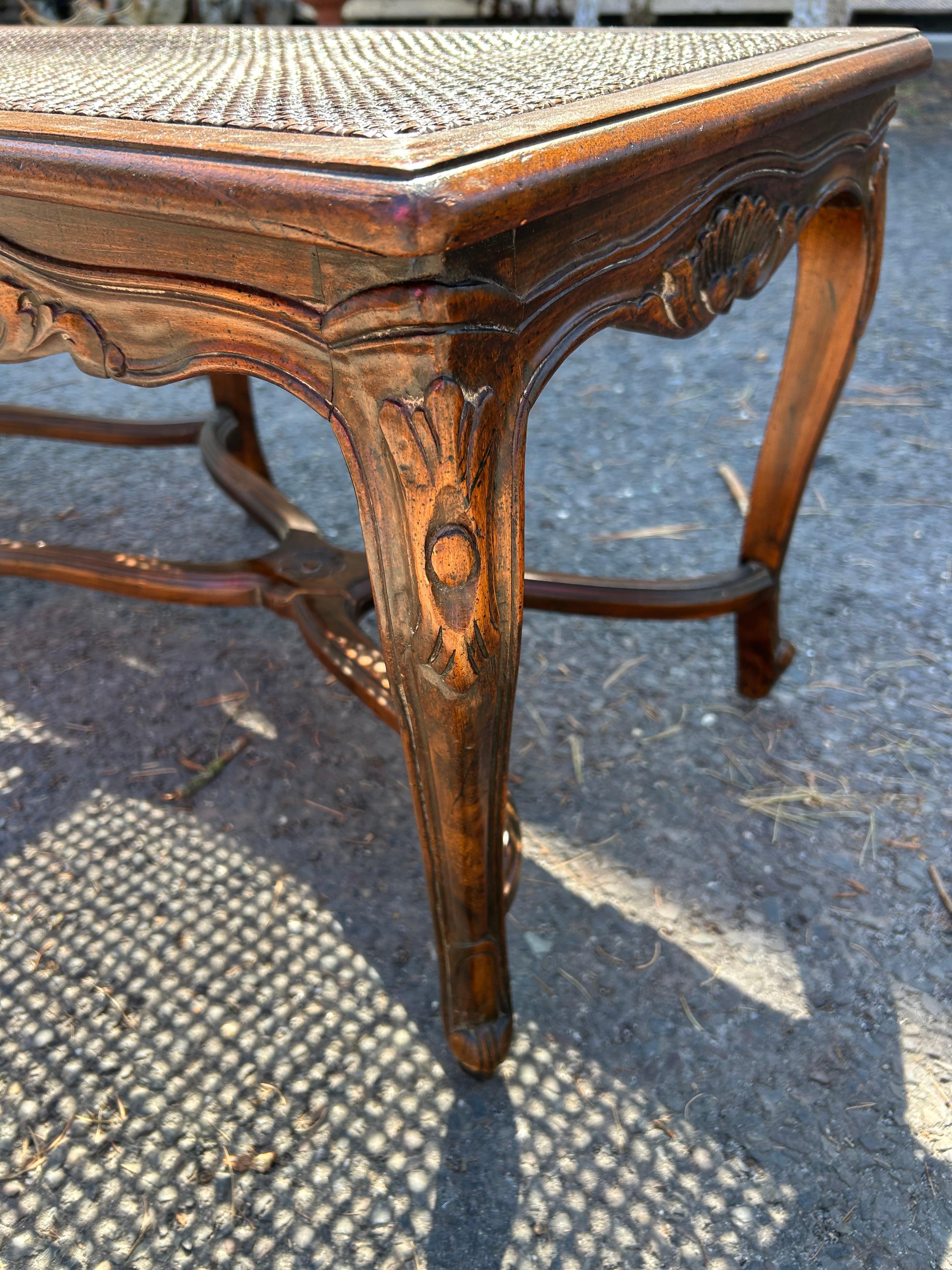 Charmant banc à cannes en noyer de style Louis XV, milieu du 20e siècle en vente 8