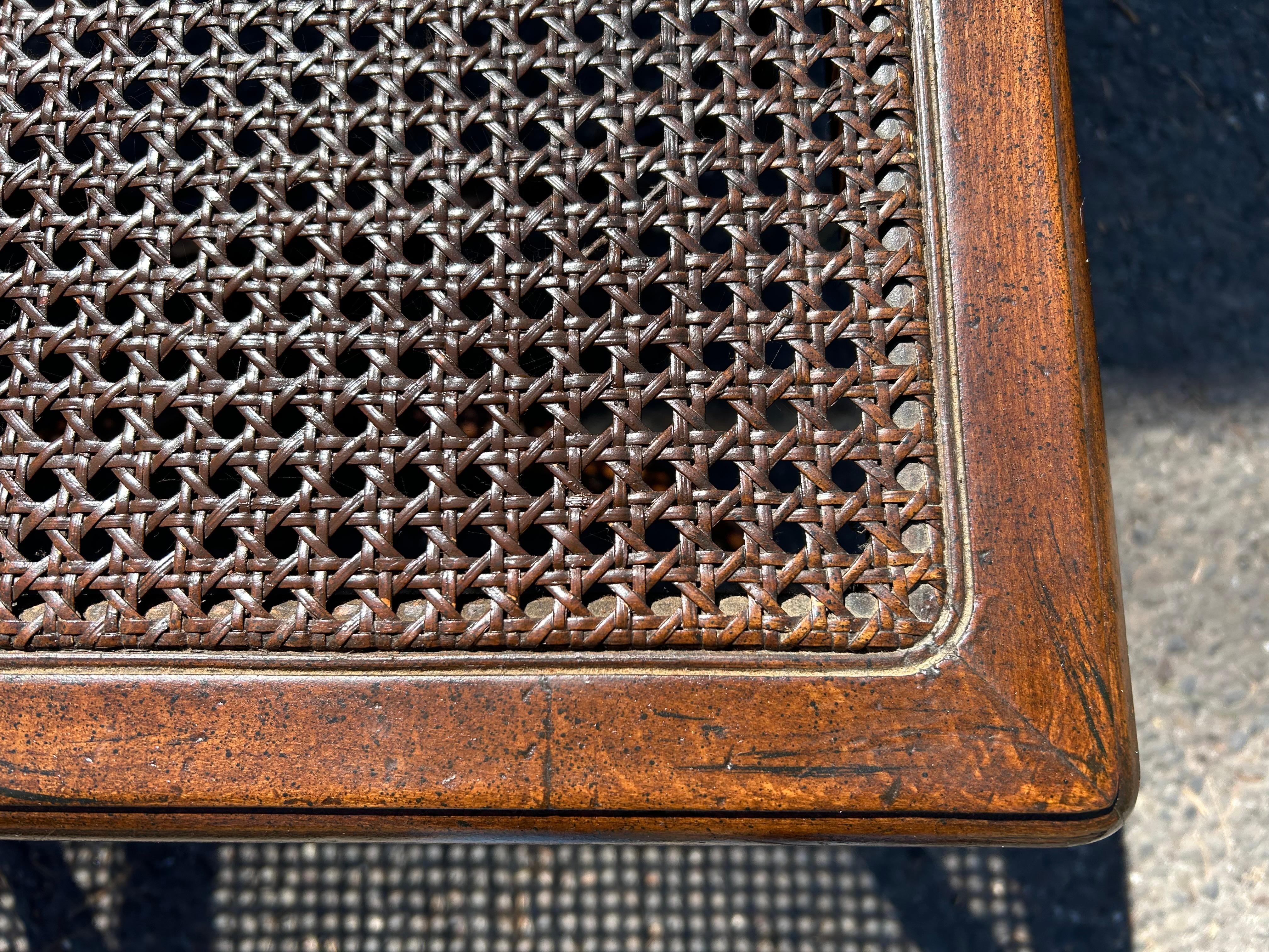 Charmant banc à cannes en noyer de style Louis XV, milieu du 20e siècle en vente 9