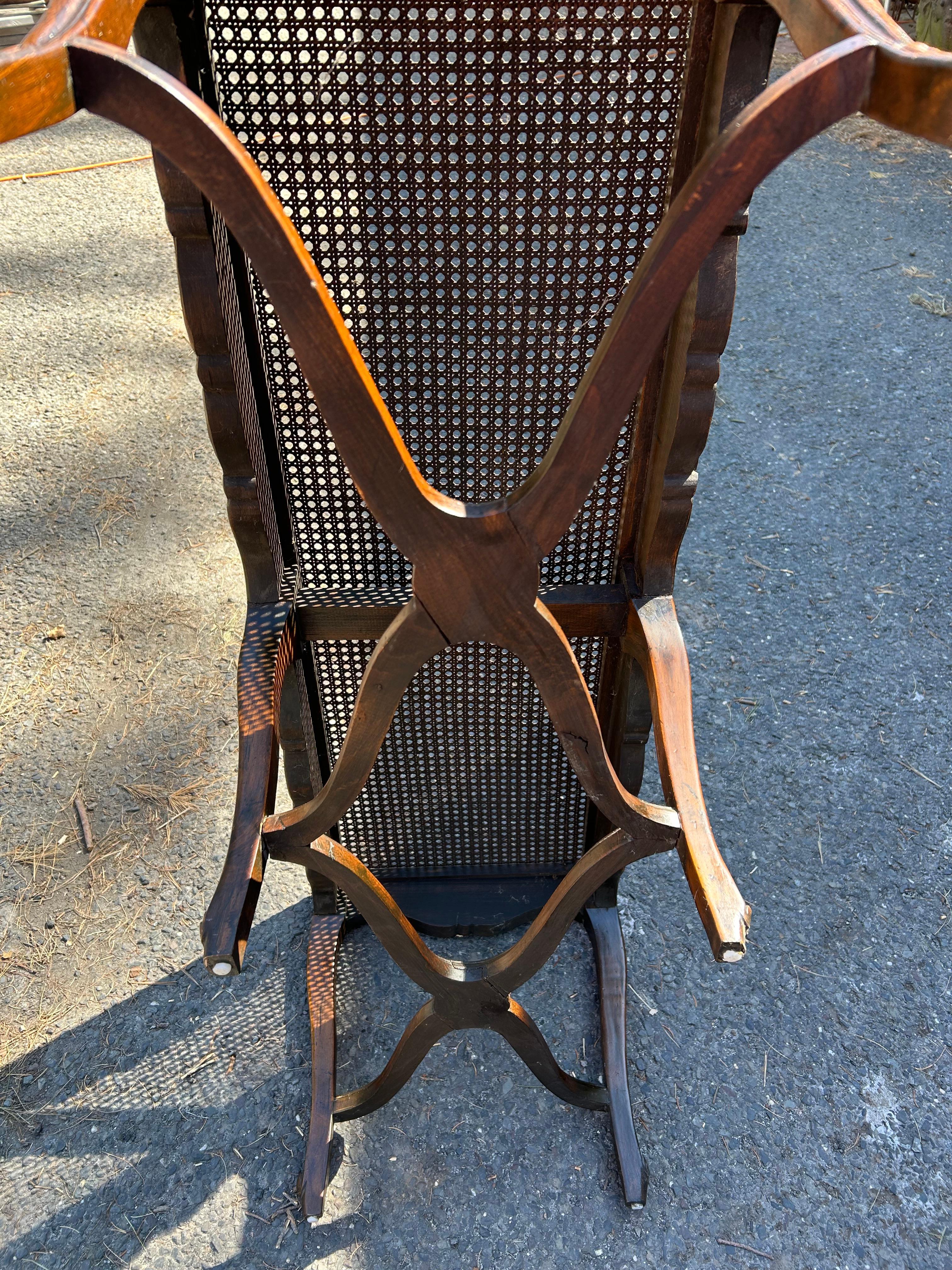 Charmant banc à cannes en noyer de style Louis XV, milieu du 20e siècle en vente 11