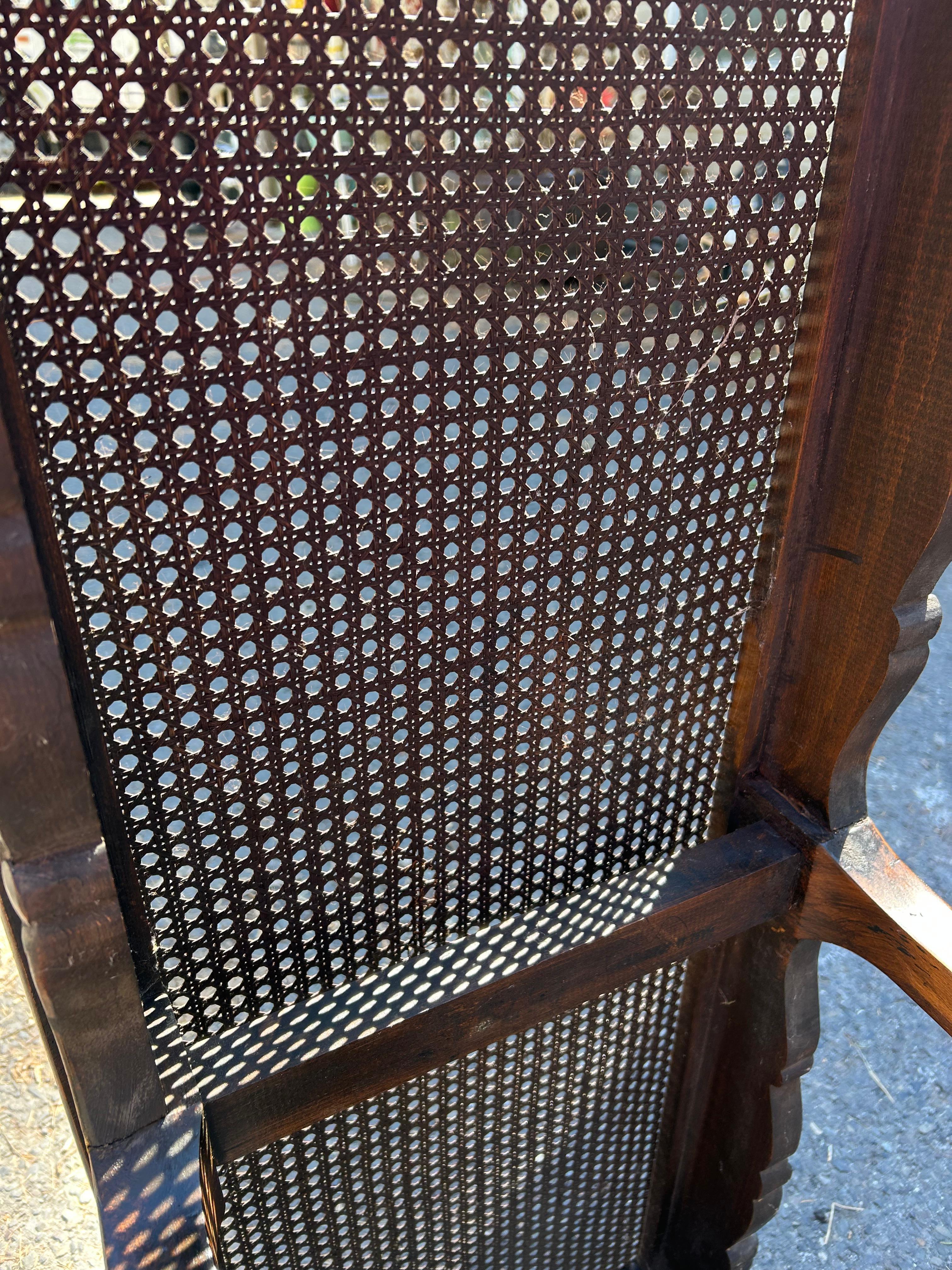 Charmant banc à cannes en noyer de style Louis XV, milieu du 20e siècle en vente 12