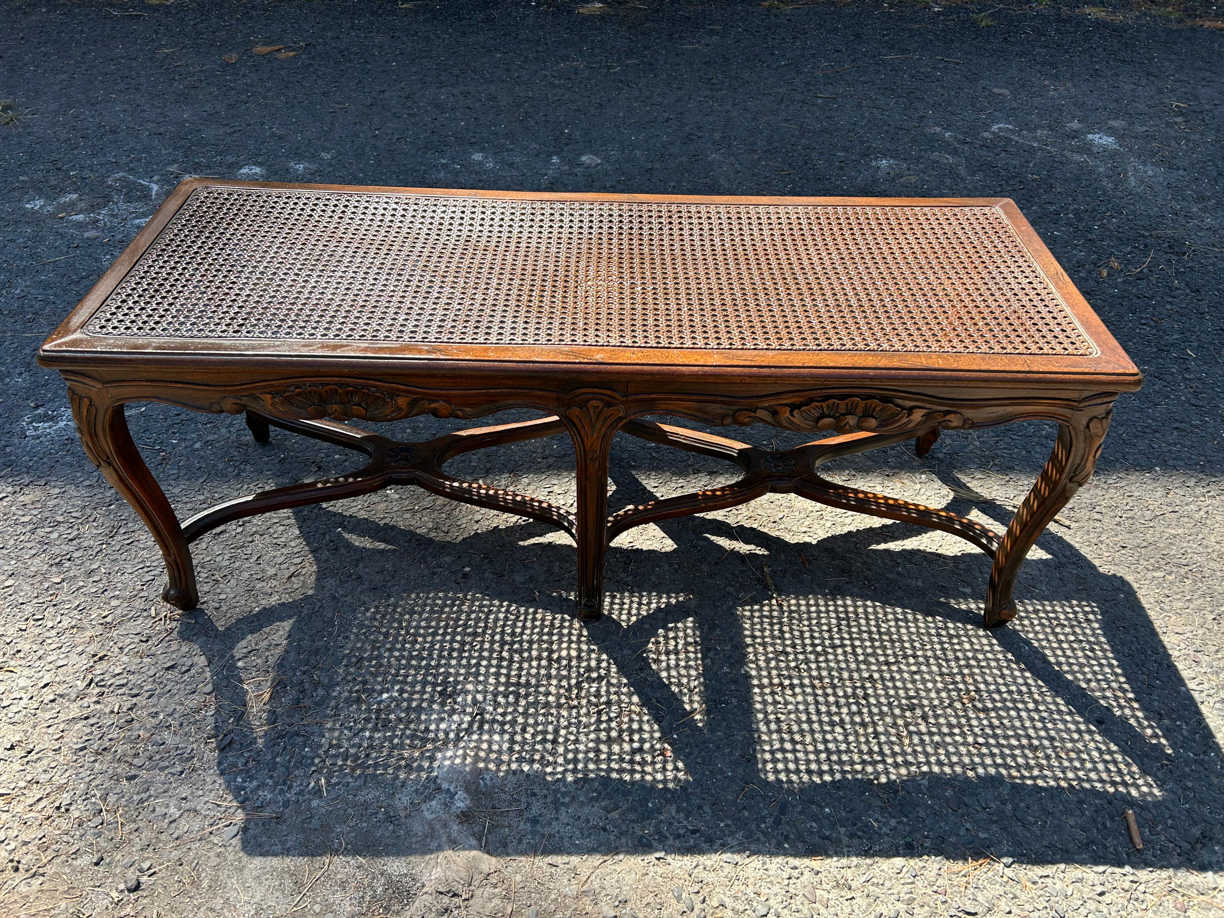 Ravissant objet sculpté de style Louis XV  banc en noyer. Ce magnifique banc français est d'une teinte claire de noyer et l'assise cannée est très esthétique. Notre banc français polyvalent conviendrait parfaitement à un hall d'entrée, un salon, une