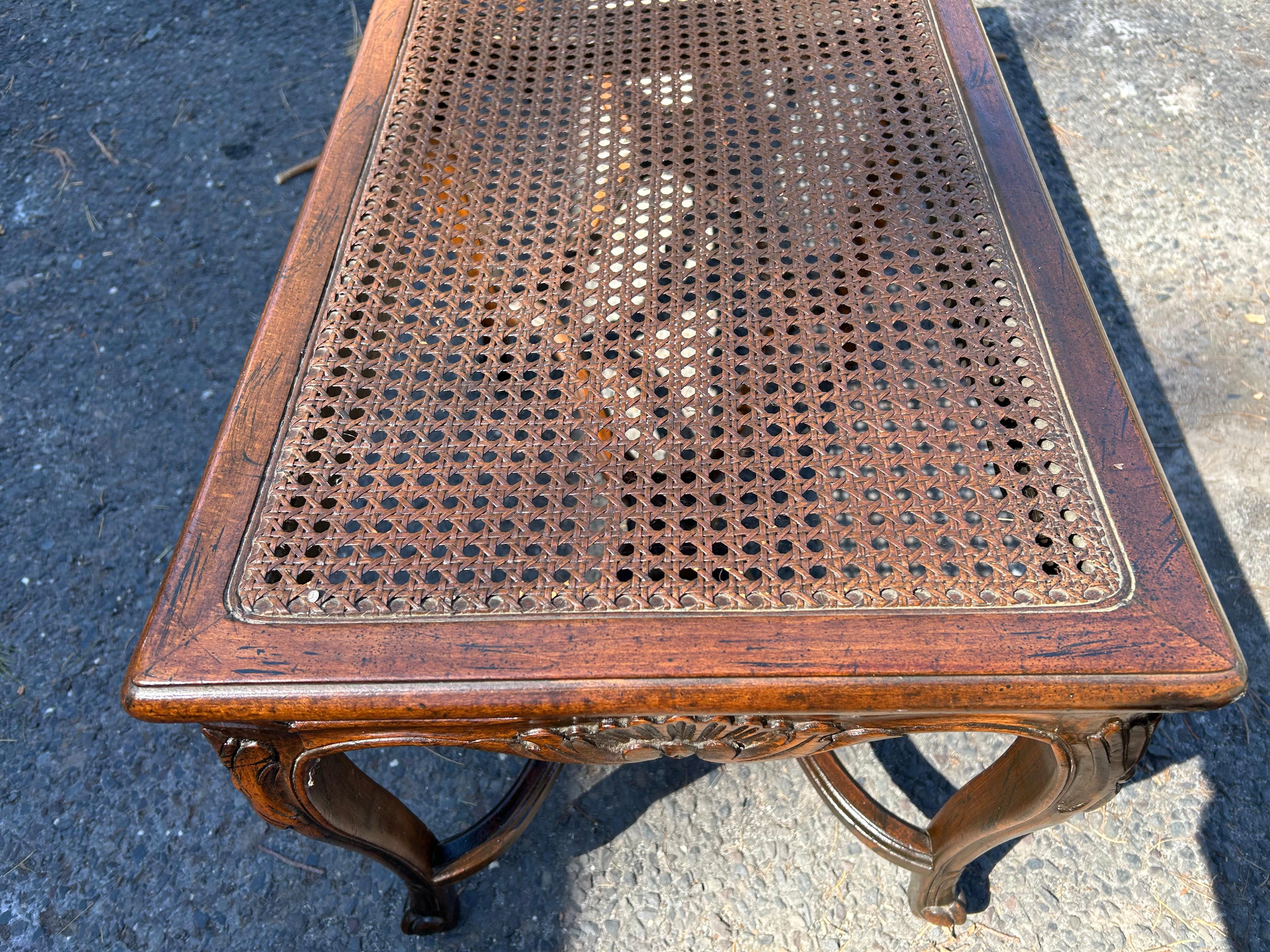 Charmant banc à cannes en noyer de style Louis XV, milieu du 20e siècle Bon état - En vente à Pemberton, NJ