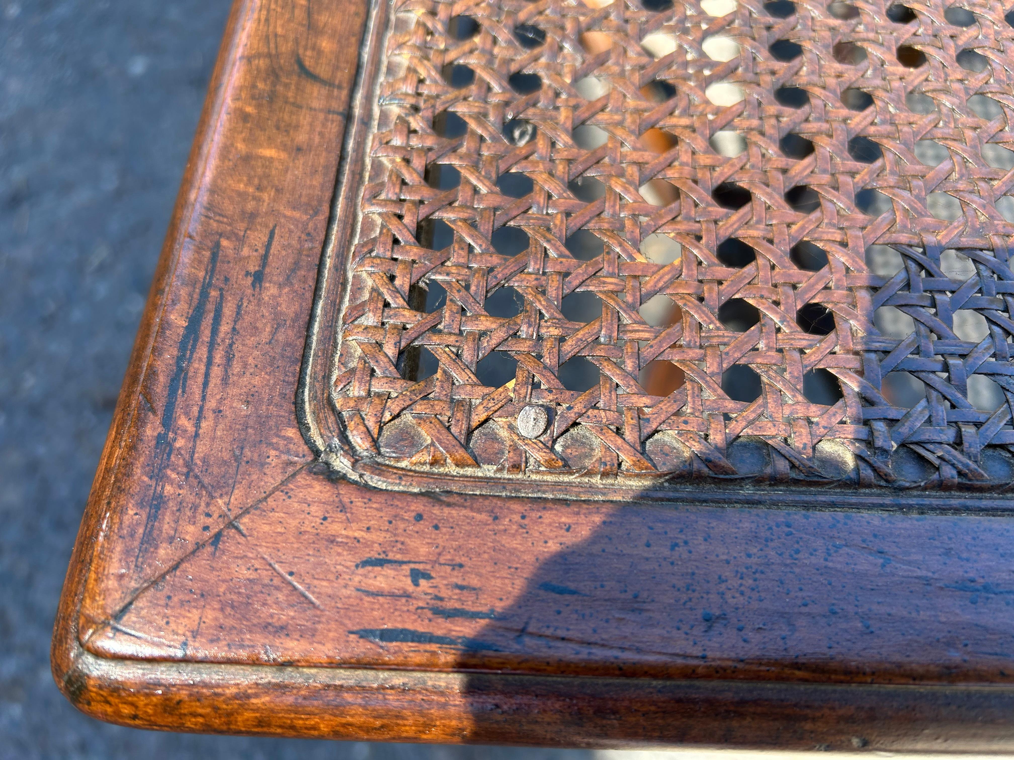 20ième siècle Charmant banc à cannes en noyer de style Louis XV, milieu du 20e siècle en vente