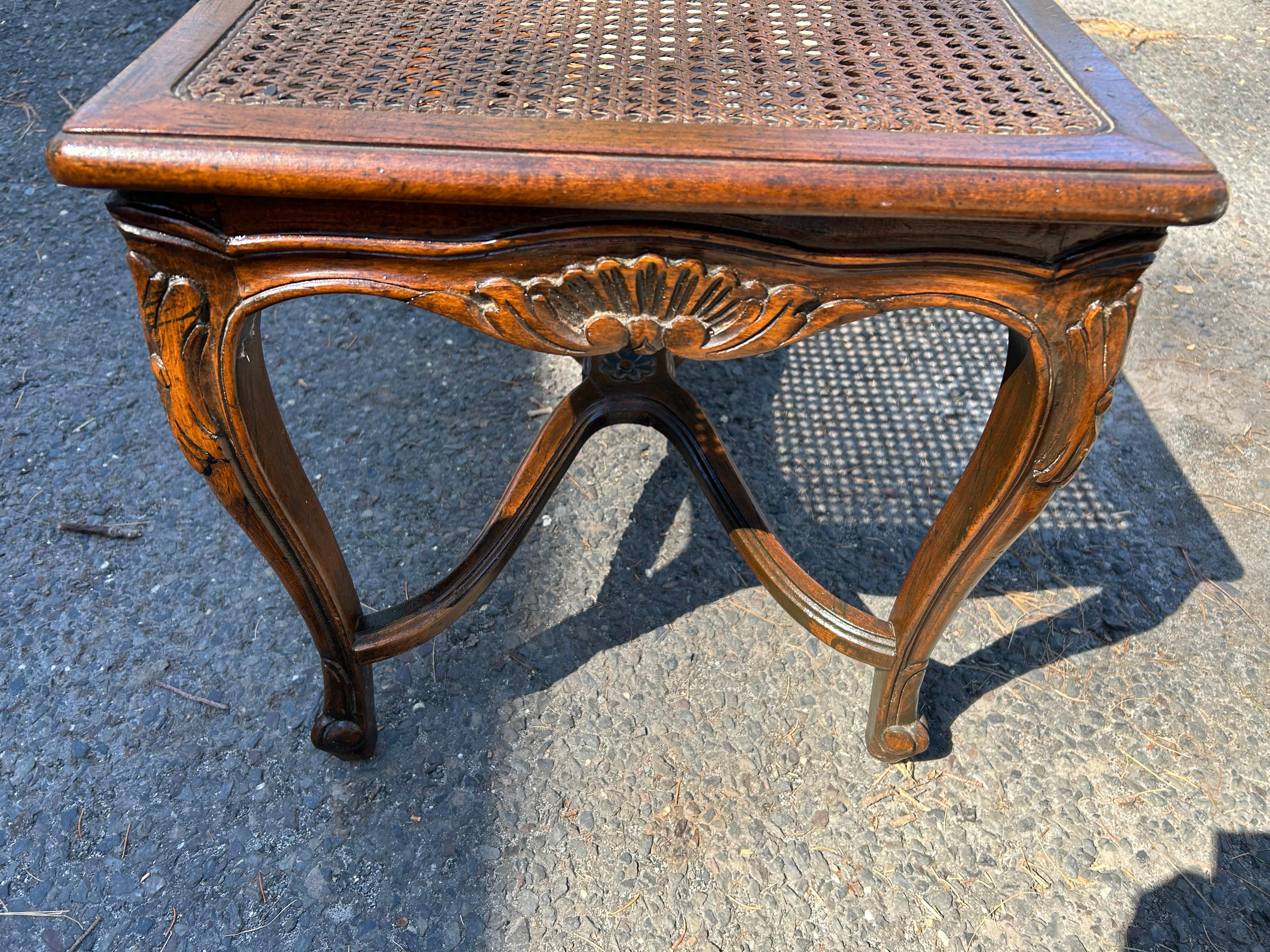 Canne Charmant banc à cannes en noyer de style Louis XV, milieu du 20e siècle en vente
