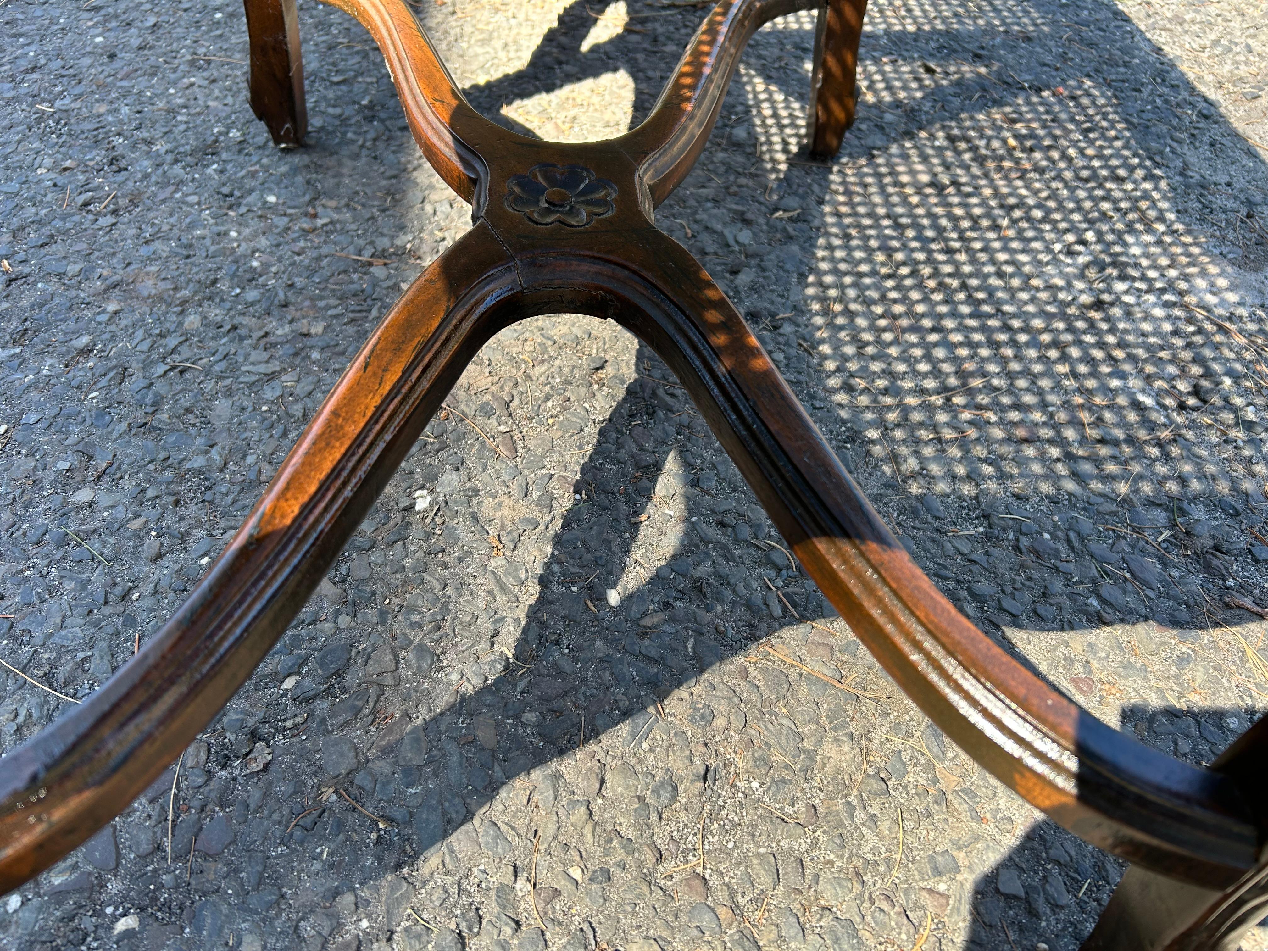 Charmant banc à cannes en noyer de style Louis XV, milieu du 20e siècle en vente 1