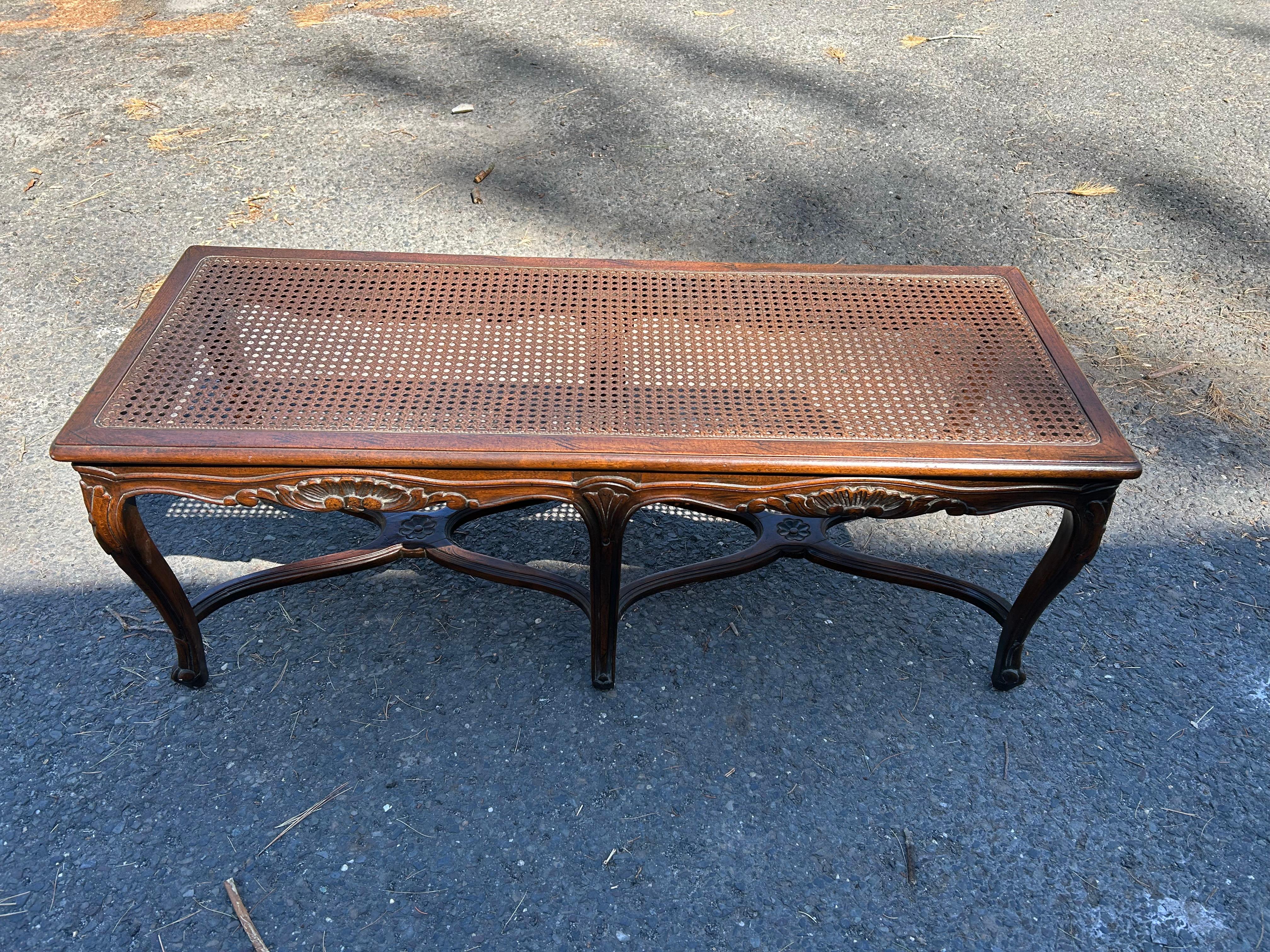 Charmant banc à cannes en noyer de style Louis XV, milieu du 20e siècle en vente 3