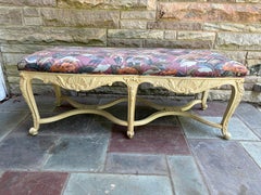 Joli banc de style provincial français aux pieds cabrioles Louis XV