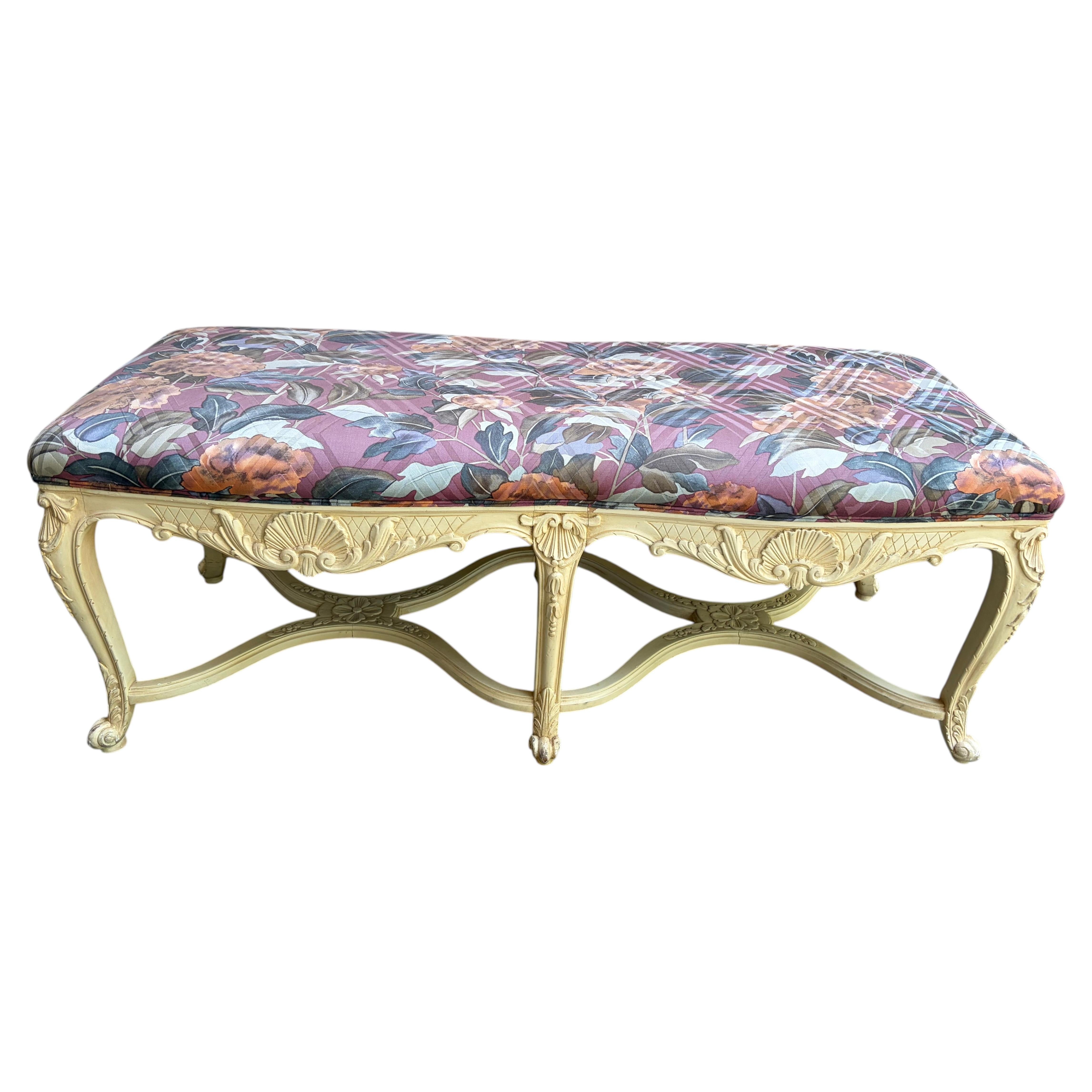 Joli banc de style provincial français aux pieds cabrioles Louis XV en vente