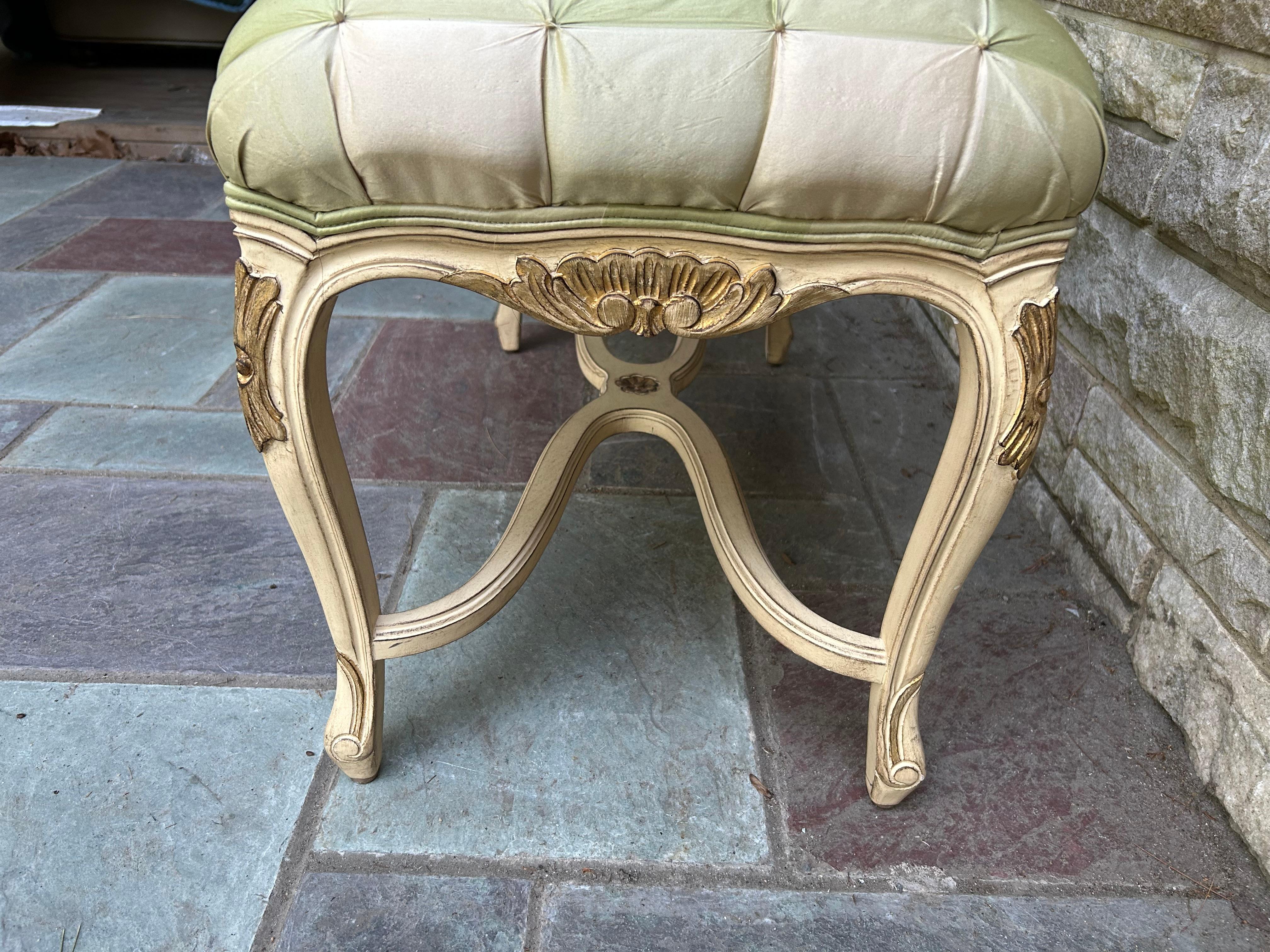 Precioso Banco de Madera Pintado Estilo Luis XV Provincial Francés Dorothy Draper en venta 4