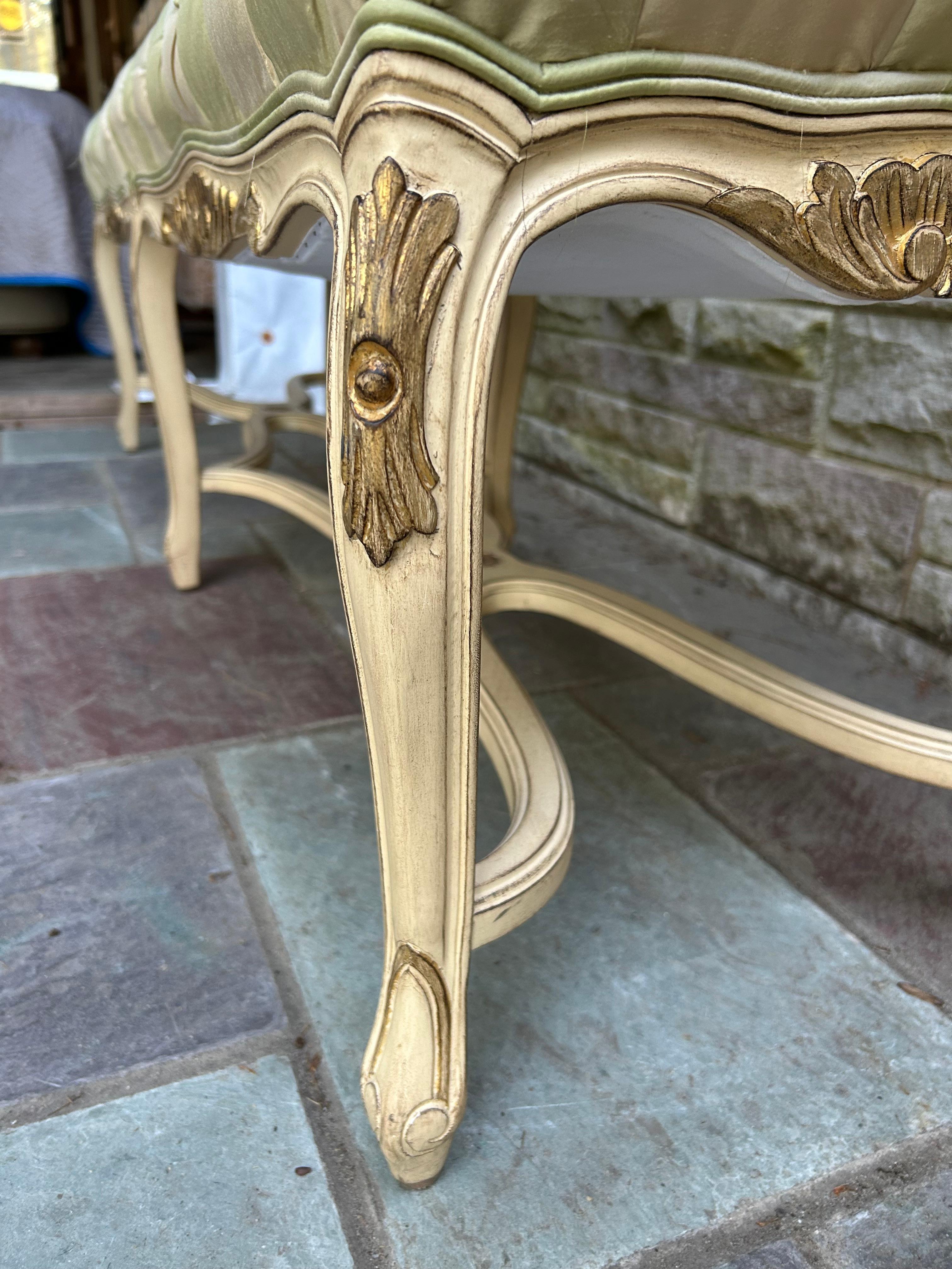 Precioso Banco de Madera Pintado Estilo Luis XV Provincial Francés Dorothy Draper en venta 5