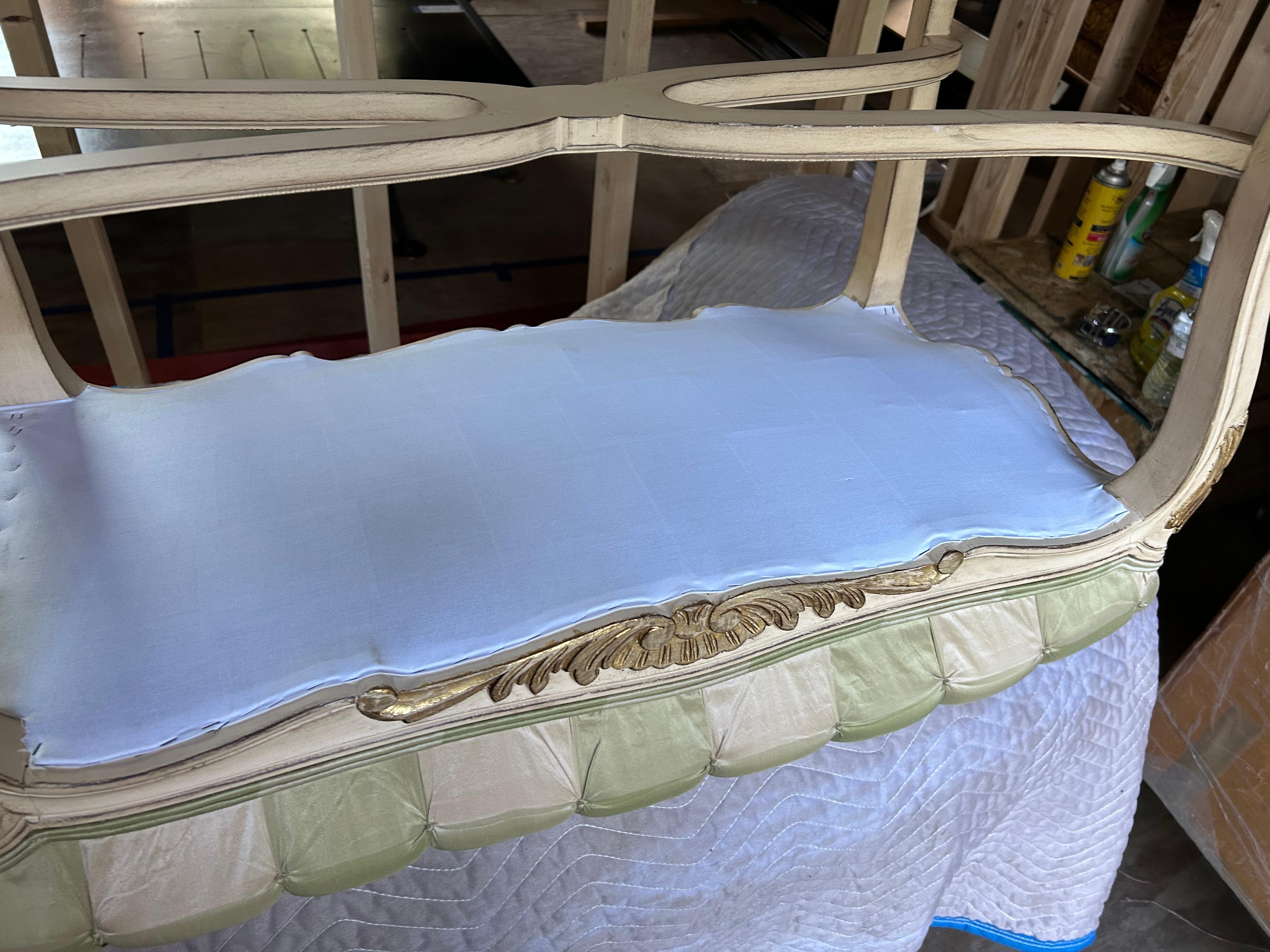 Precioso Banco de Madera Pintado Estilo Luis XV Provincial Francés Dorothy Draper en venta 10