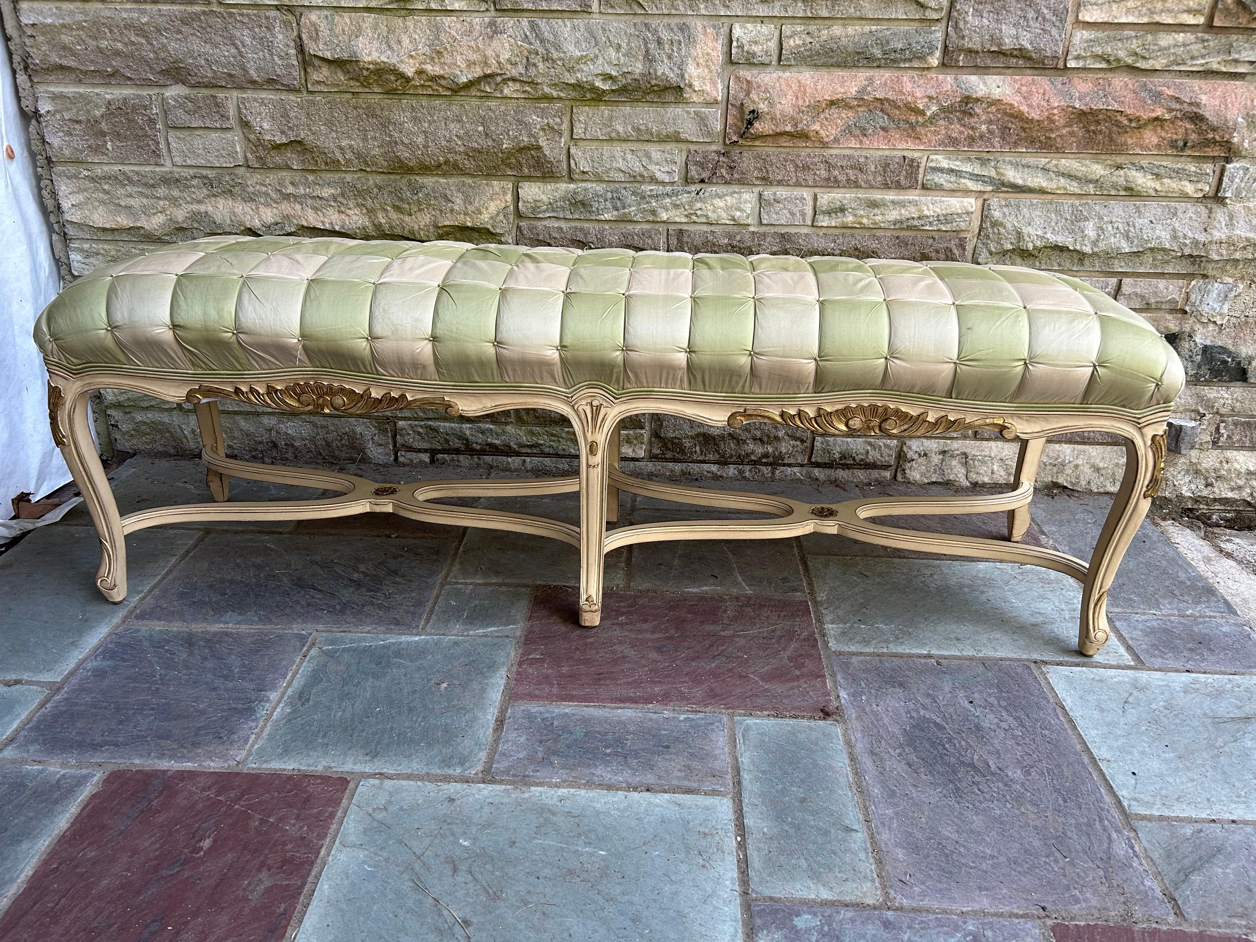 Banco de madera pintada estilo Luis XV provincial francés con tapicería de seda salvia. La tapicería muestra signos de desgaste y tiene algunas manchas. Esta pieza mide 18 