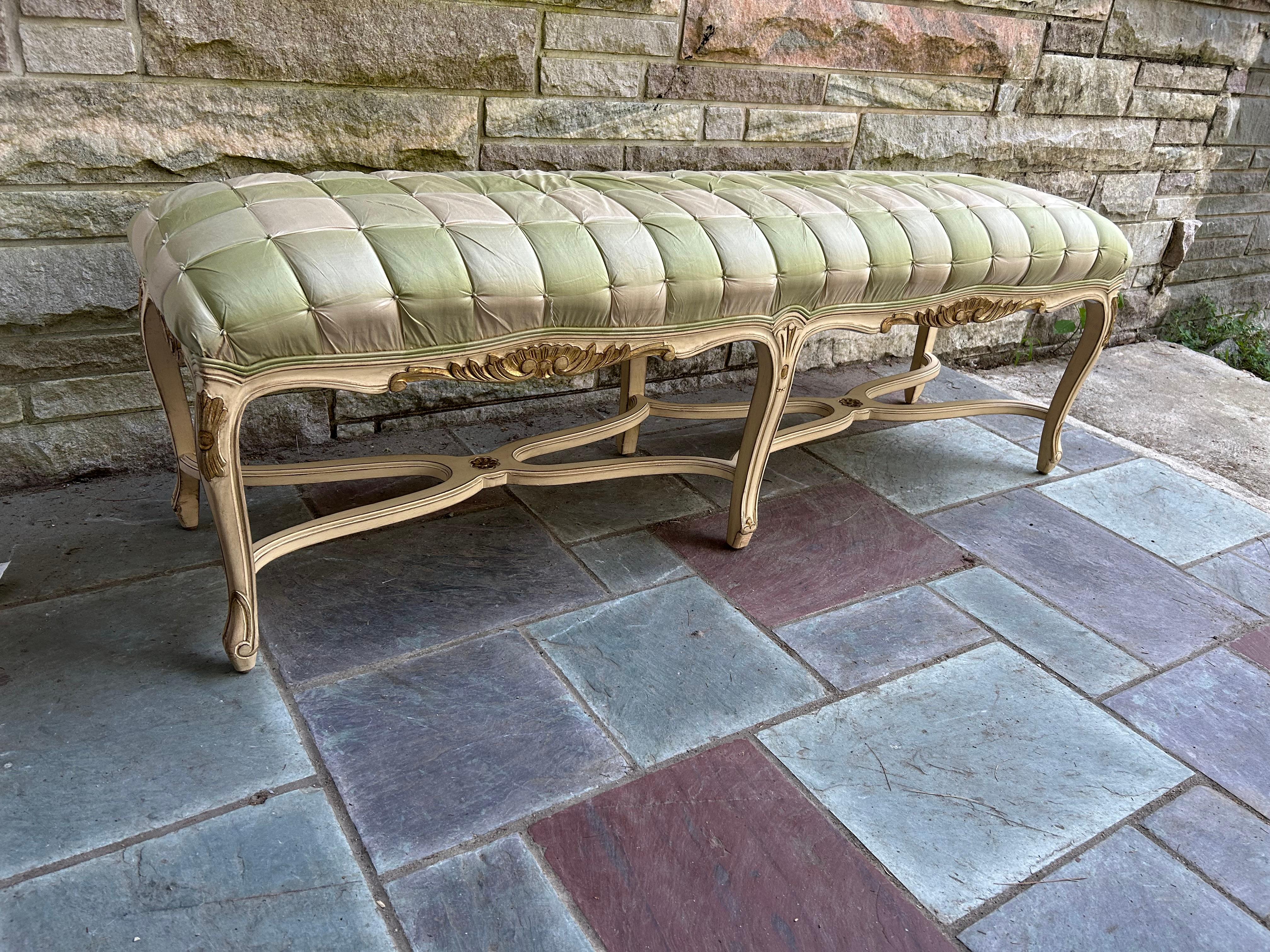 Precioso Banco de Madera Pintado Estilo Luis XV Provincial Francés Dorothy Draper Provincial francés en venta
