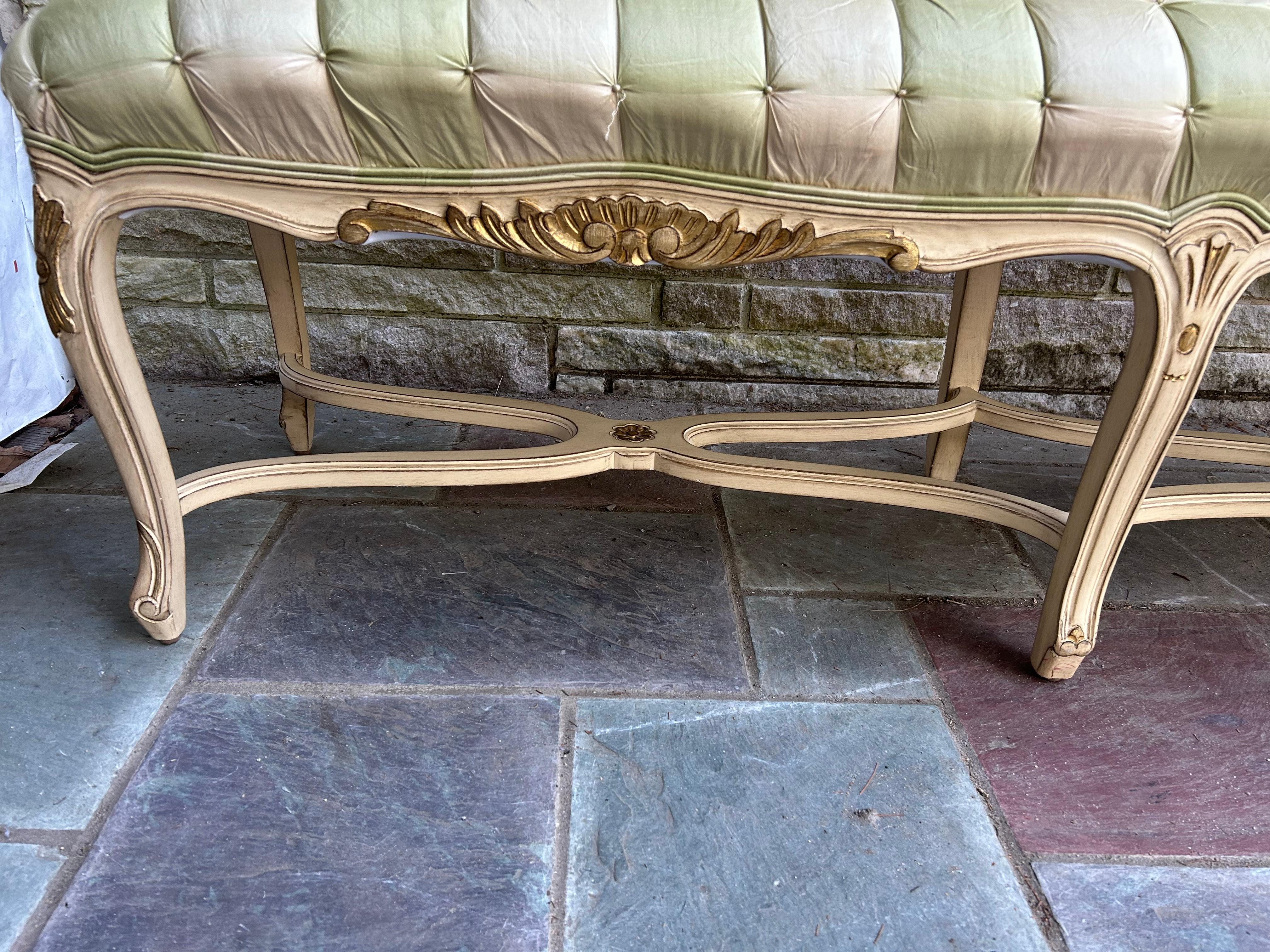 Precioso Banco de Madera Pintado Estilo Luis XV Provincial Francés Dorothy Draper Estadounidense en venta
