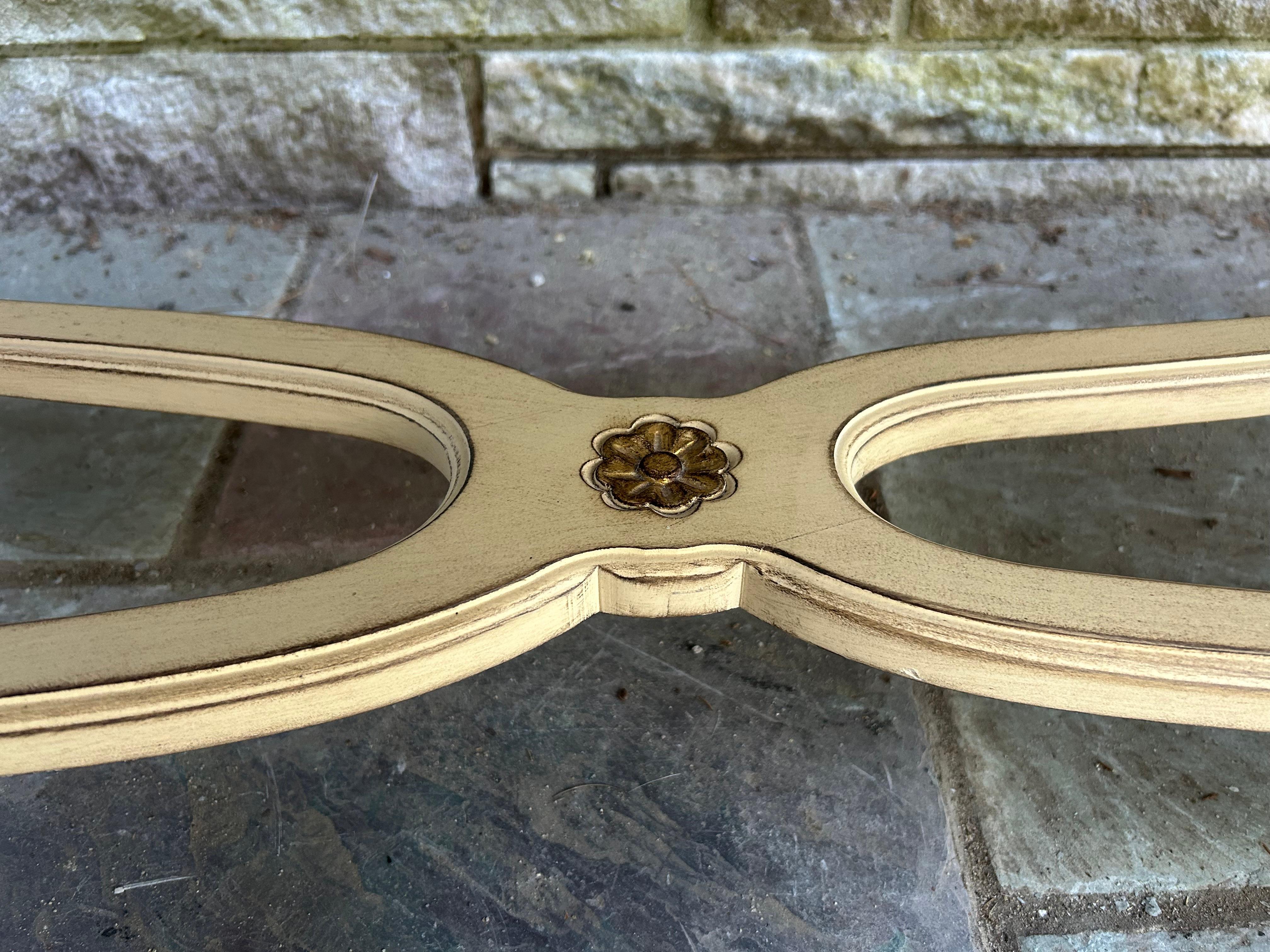 Precioso Banco de Madera Pintado Estilo Luis XV Provincial Francés Dorothy Draper en Bueno estado para la venta en Pemberton, NJ