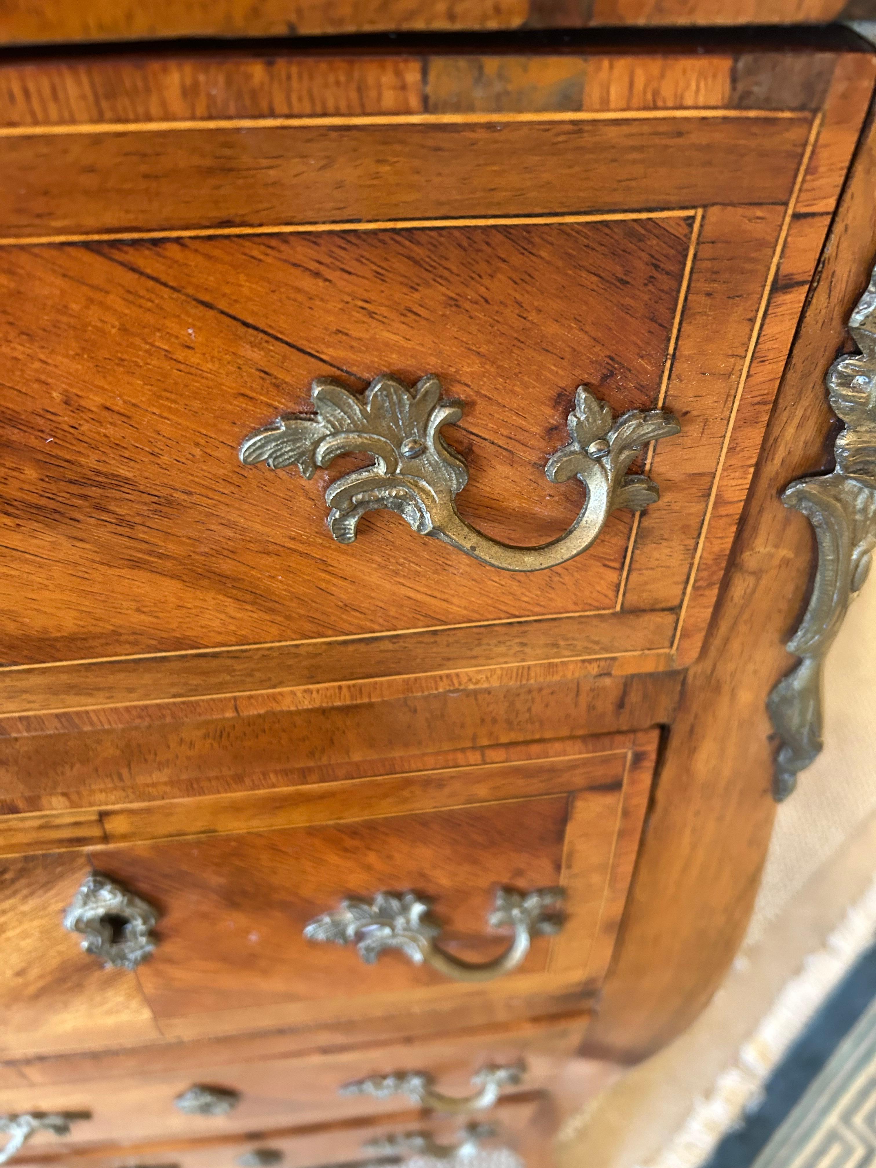 Precioso Cofre Lencería Semanier Francés de Madera Satinada y Latón Provincial francés en venta