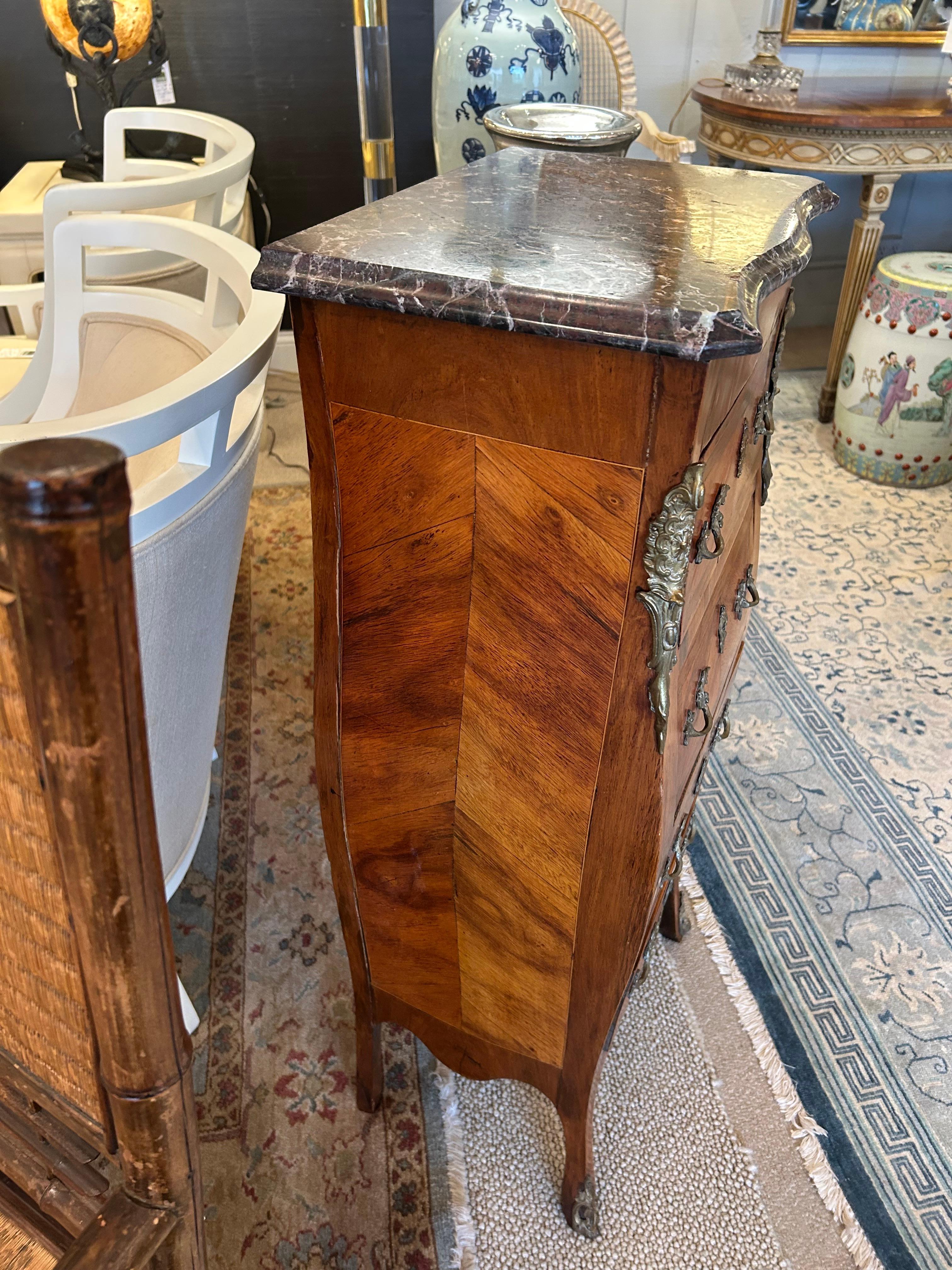 Precioso Cofre Lencería Semanier Francés de Madera Satinada y Latón principios del siglo XX en venta