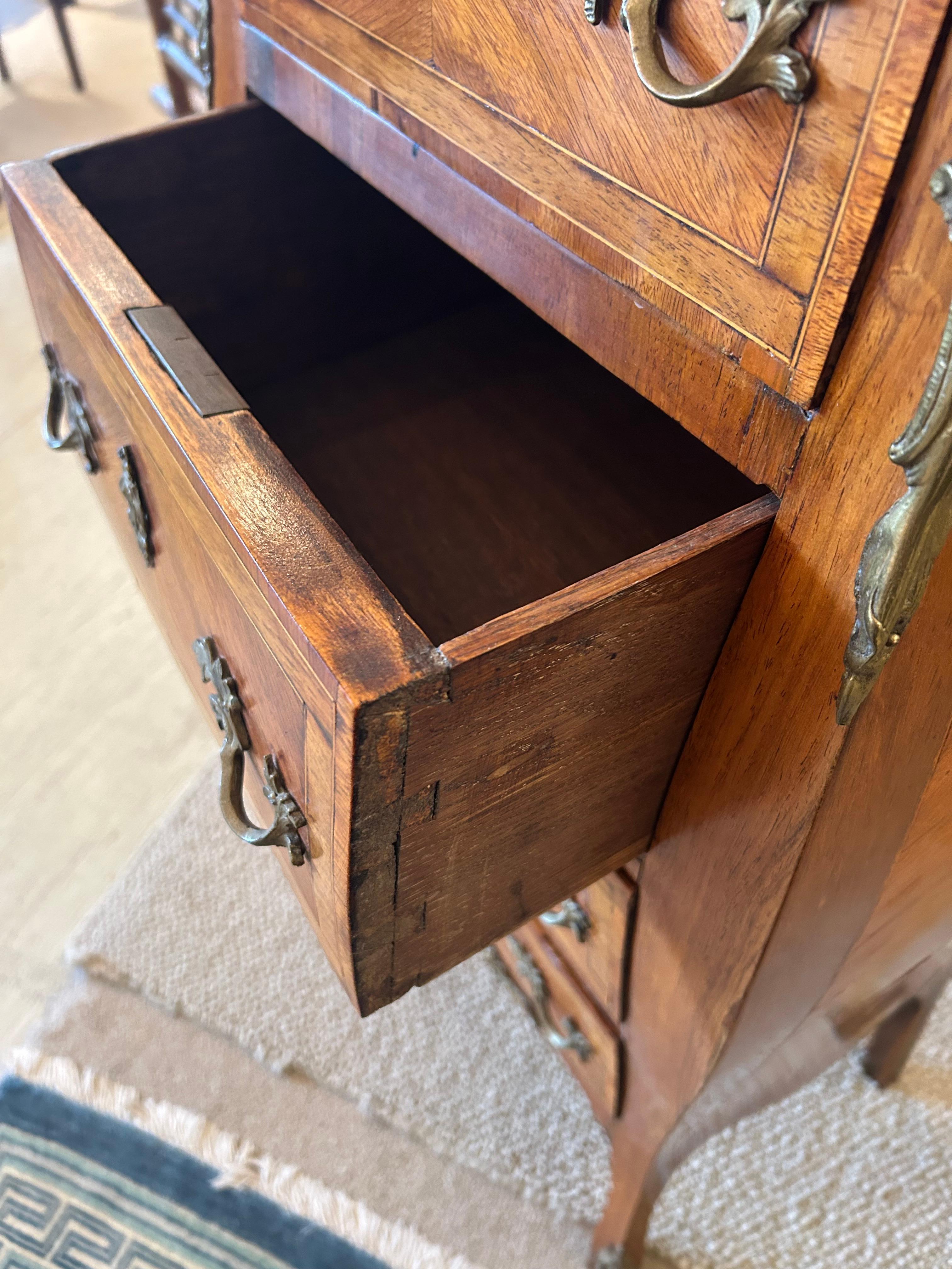 Precioso Cofre Lencería Semanier Francés de Madera Satinada y Latón en venta 2