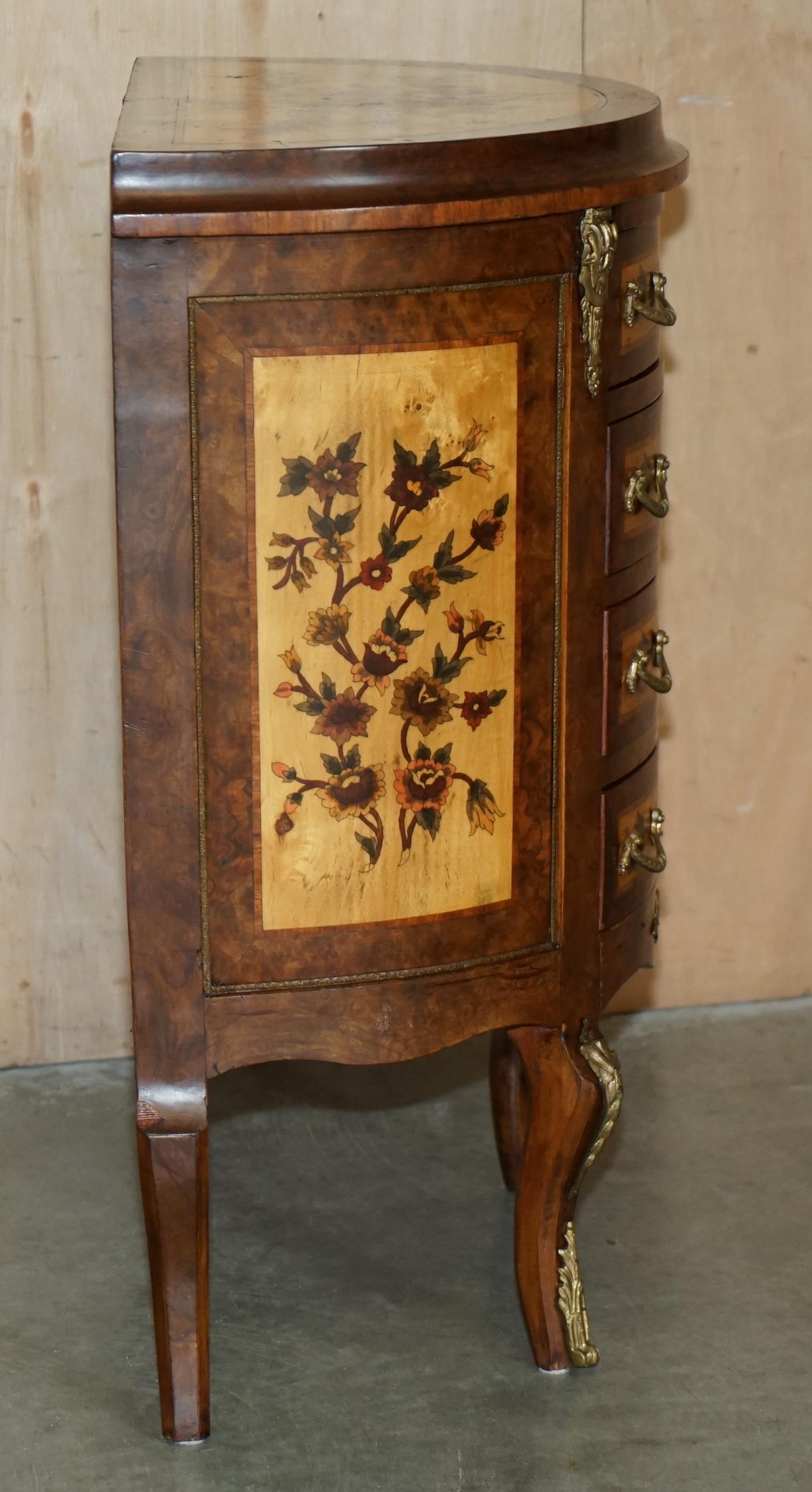 Magnifique tiroirs à la française, peints à la main, datant de CIRCA 1940, en bure, en noyer et en laiton. en vente 9