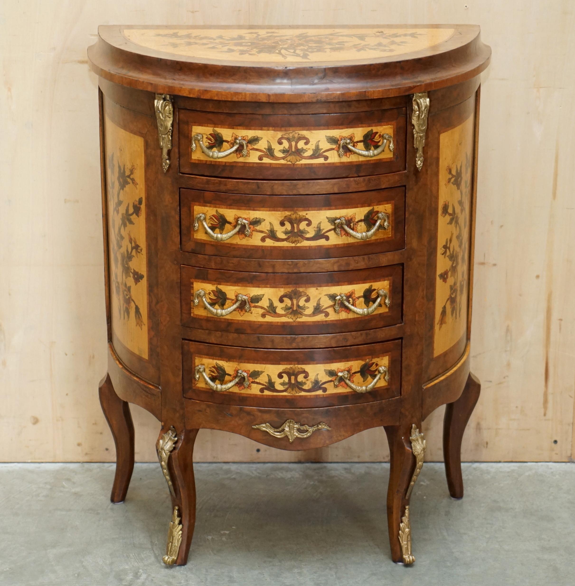 Art déco Magnifique tiroirs à la française, peints à la main, datant de CIRCA 1940, en bure, en noyer et en laiton. en vente
