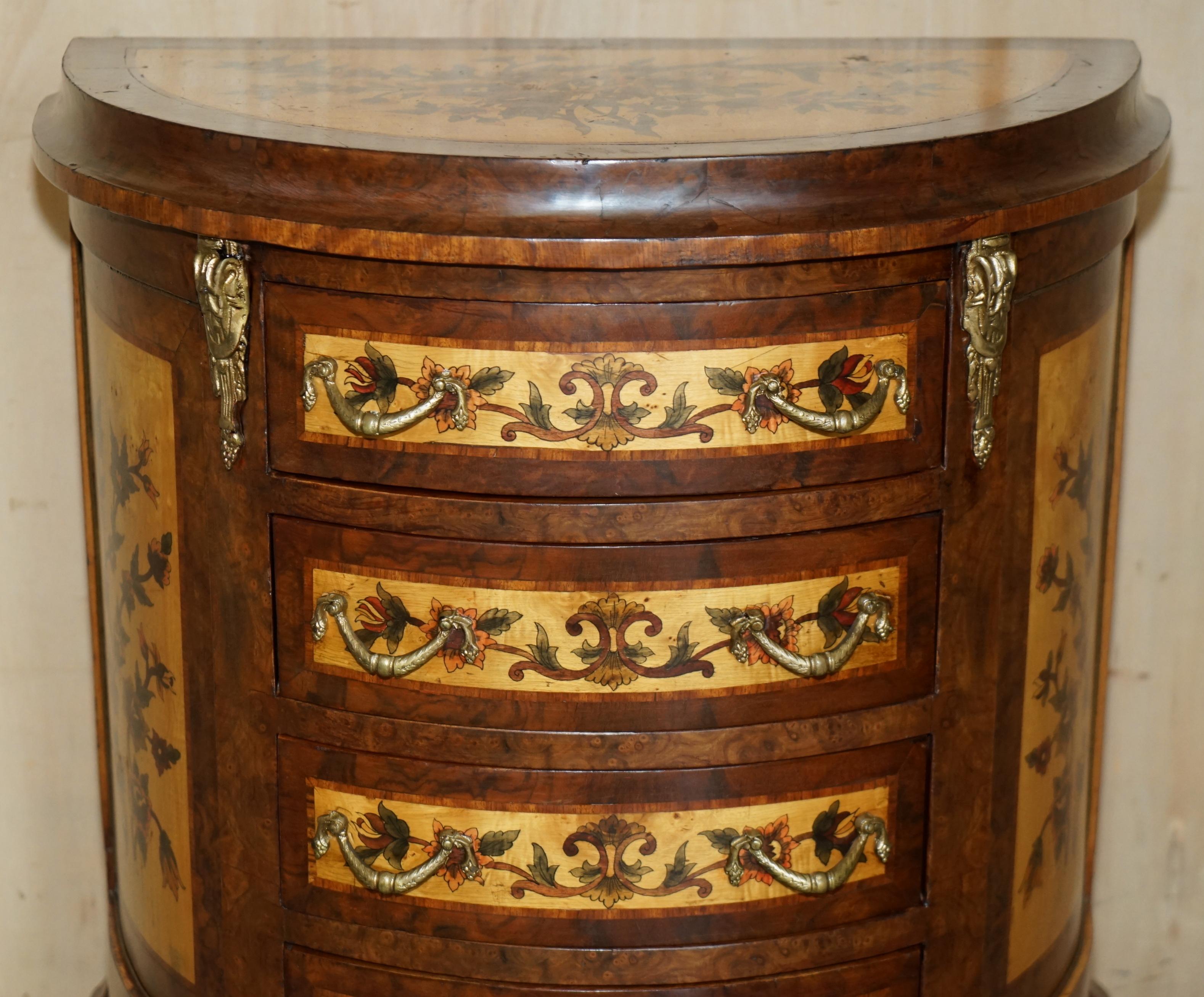 Français Magnifique tiroirs à la française, peints à la main, datant de CIRCA 1940, en bure, en noyer et en laiton. en vente