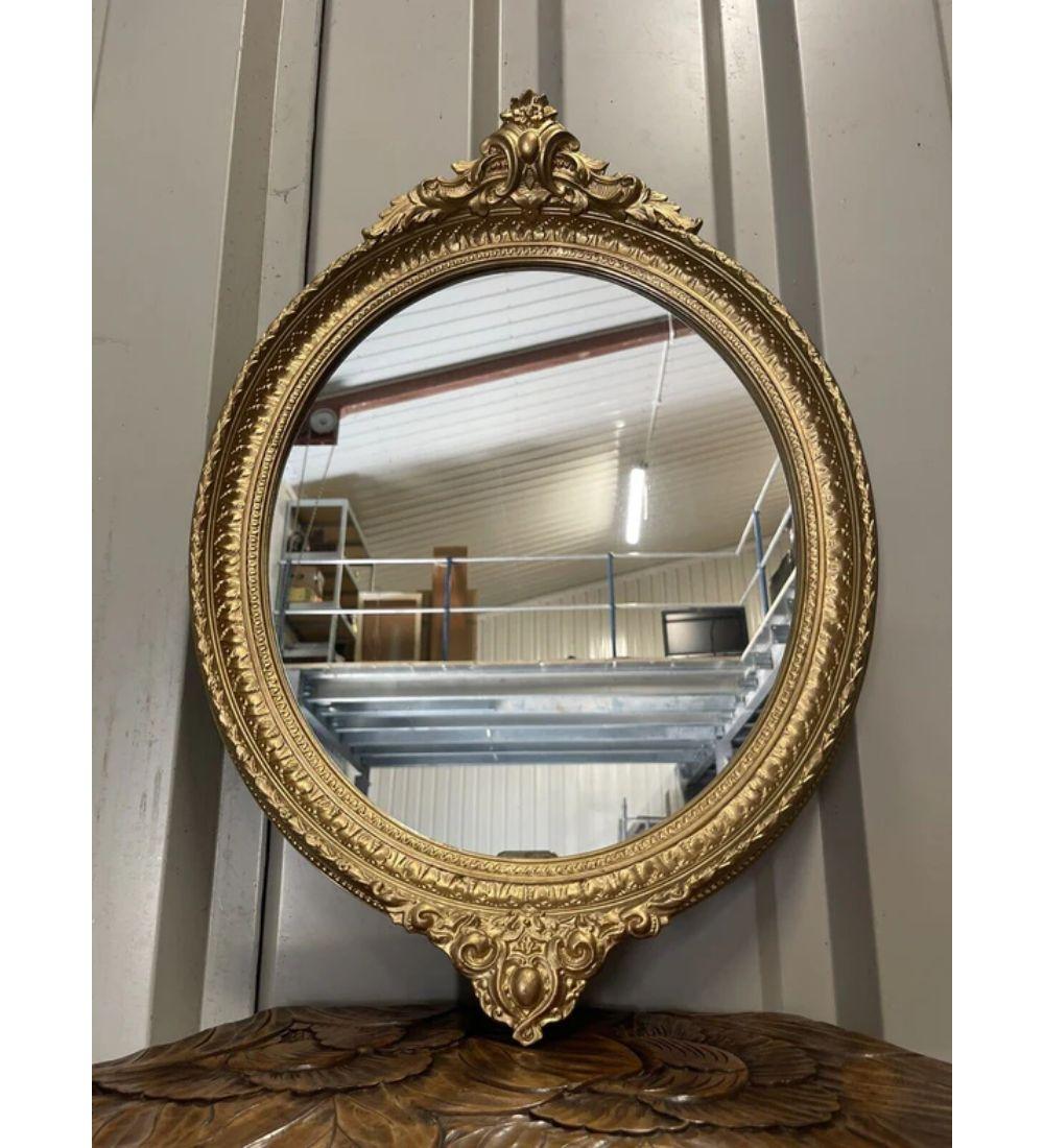 Wir freuen uns, dieses schöne französische Vintage-Paar von Gold Giltwood Wandspiegeln zum Verkauf anbieten zu können.

Abmessungen: B 48 x T 4 x H 64 cm

Bitte schauen Sie sich die Bilder vor dem Kauf sorgfältig an, um den Zustand zu sehen, da sie