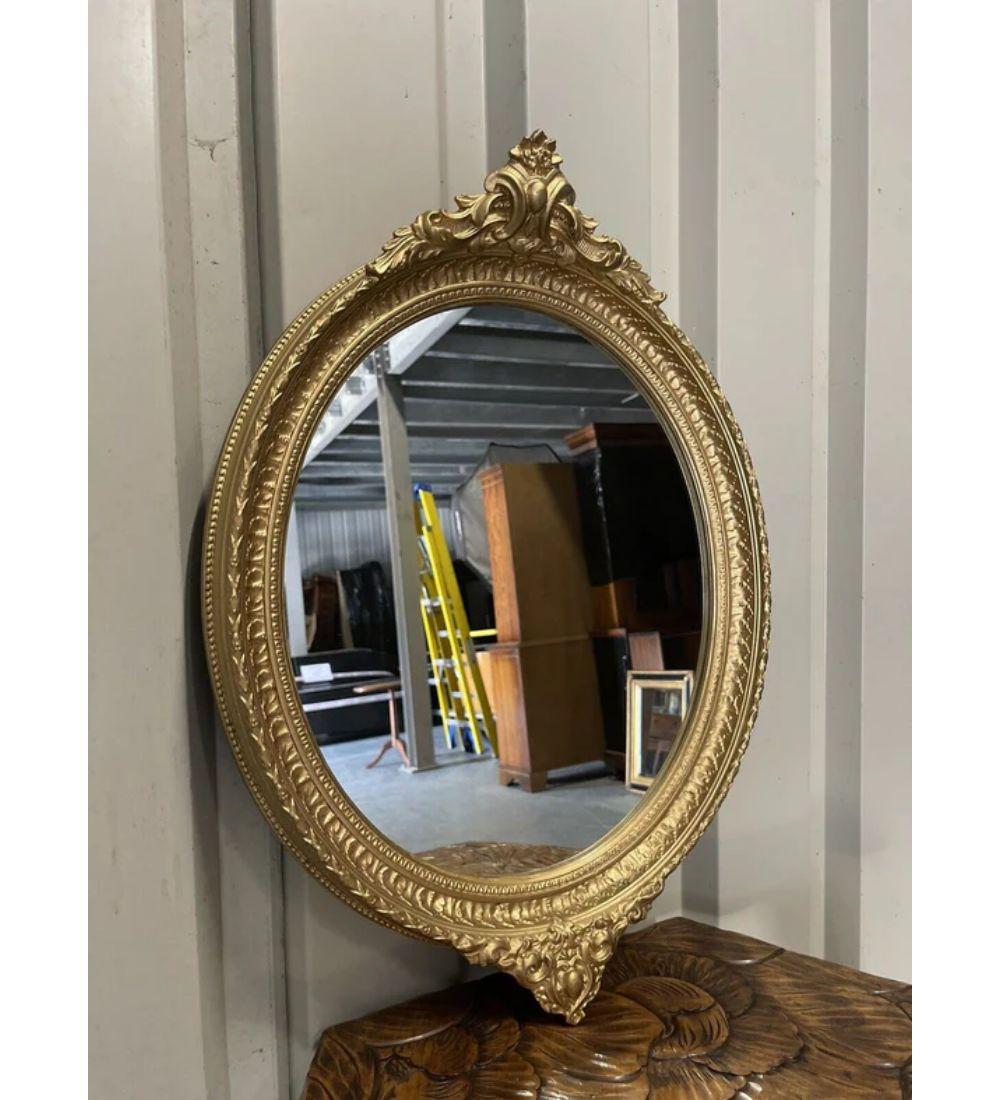 Paar ovale französische Vintage-Spiegel aus vergoldetem Holz (Französisch) im Angebot
