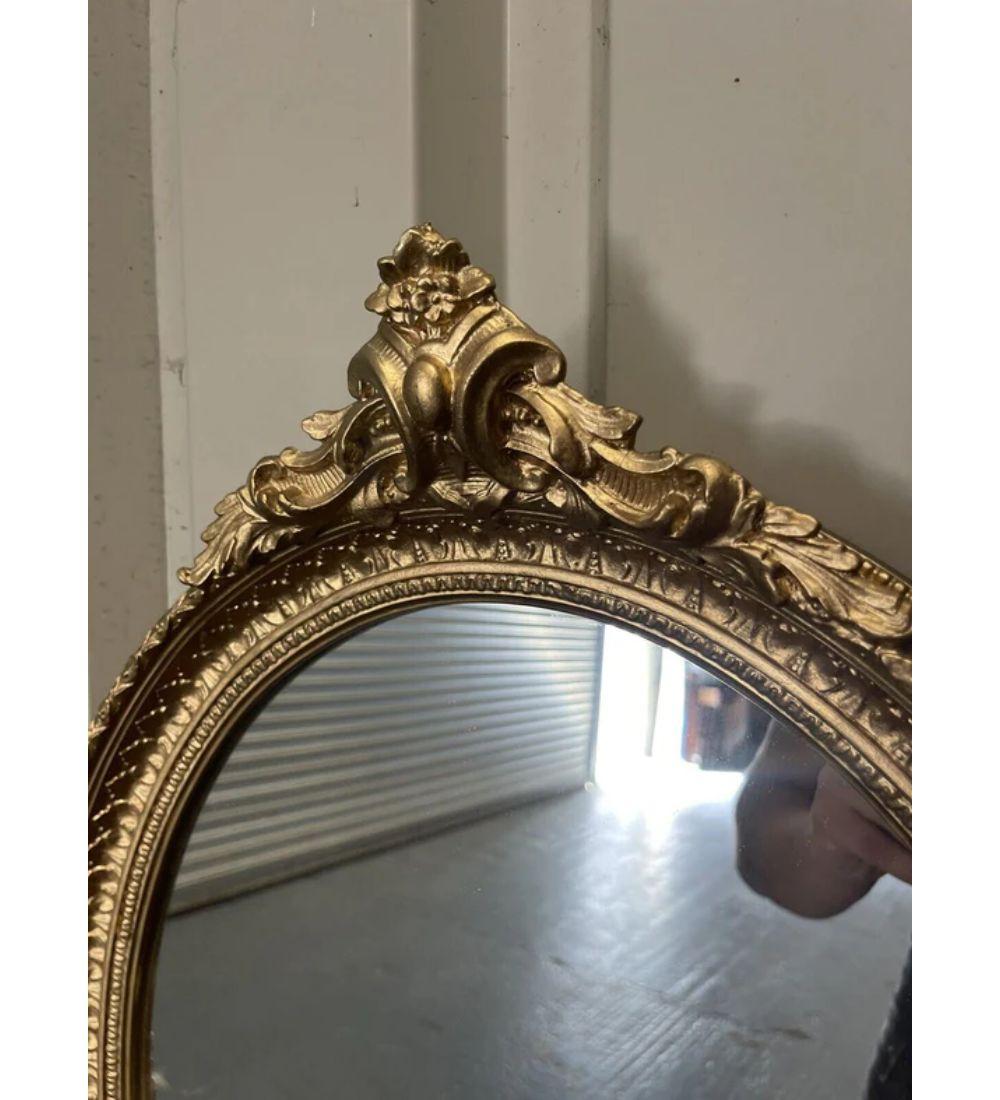 Paar ovale französische Vintage-Spiegel aus vergoldetem Holz (Vergoldet) im Angebot