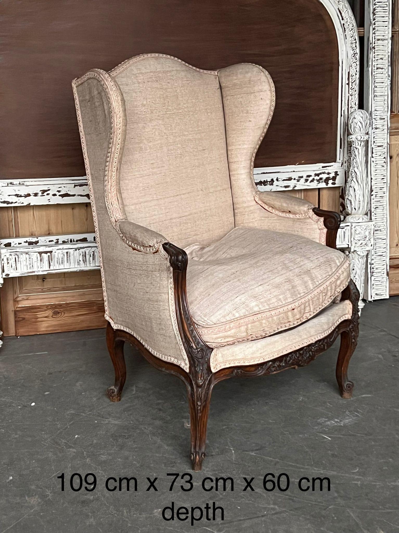Un fauteuil à accoudoirs français du XIXe siècle extrêmement confortable et généreux. Le cadre en noyer est magnifiquement sculpté et est solide et robuste. La tapisserie intérieure est en bon état, mais le tissu extérieur est prêt à être remplacé